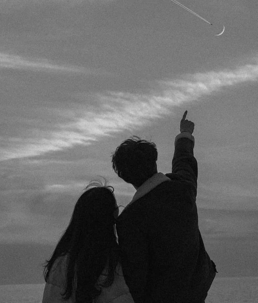Cute Aesthetic Couple Pointing At Sky Picture
