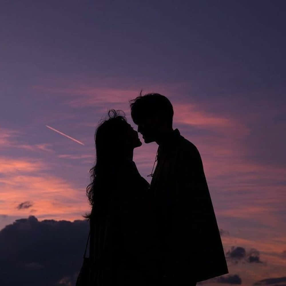 Cute Aesthetic Couple Silhouette In Purple Sky Picture
