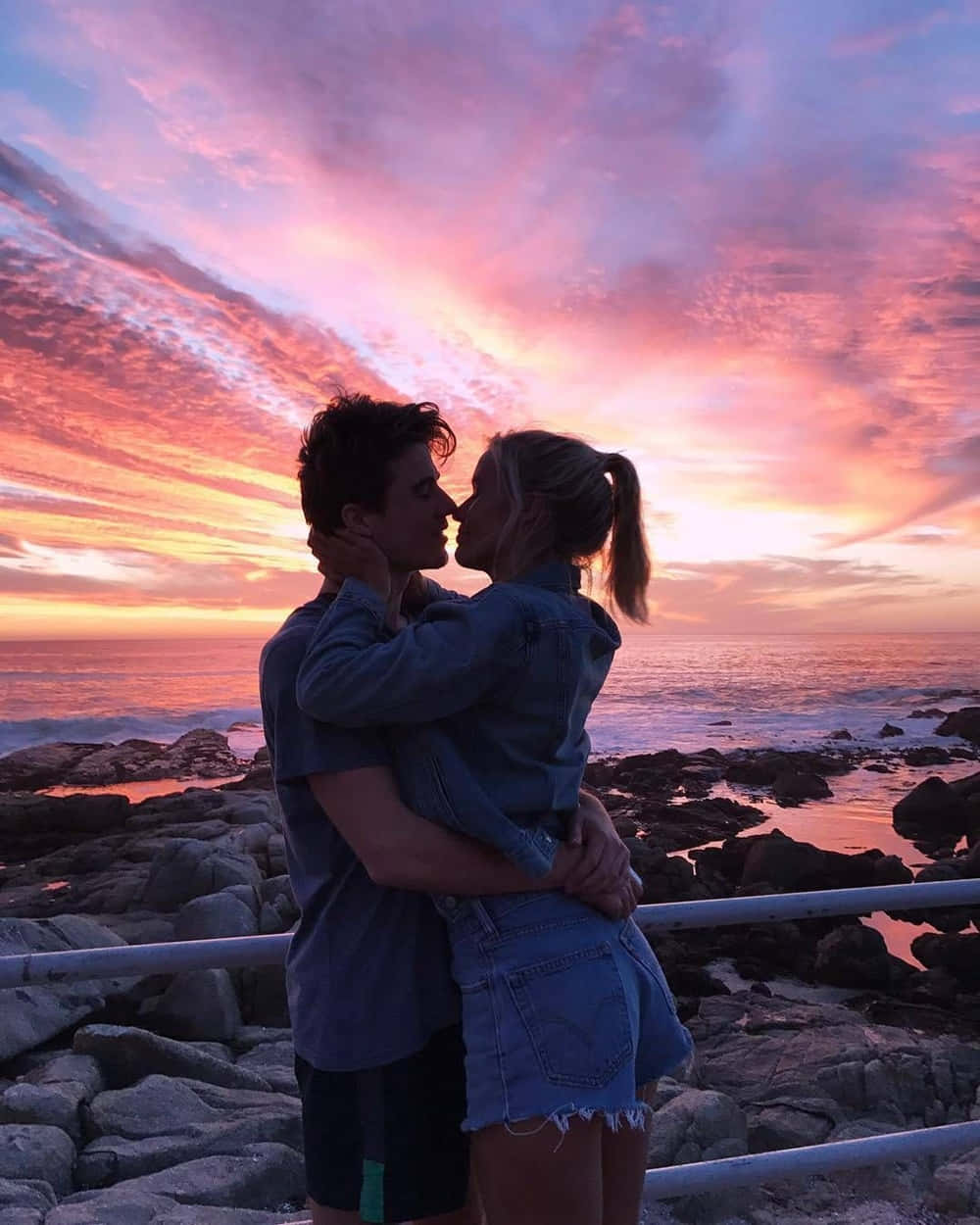 Cute Aesthetic Couple Kissing On Sunset Picture