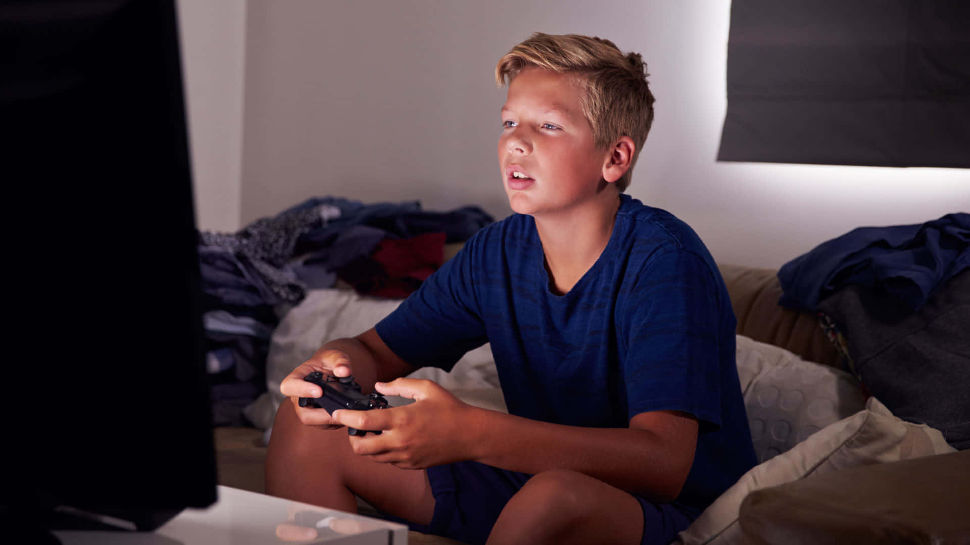 Lindo/a,estética, Jugador/a De Videojuegos Adolescente En Consola Fondo de pantalla