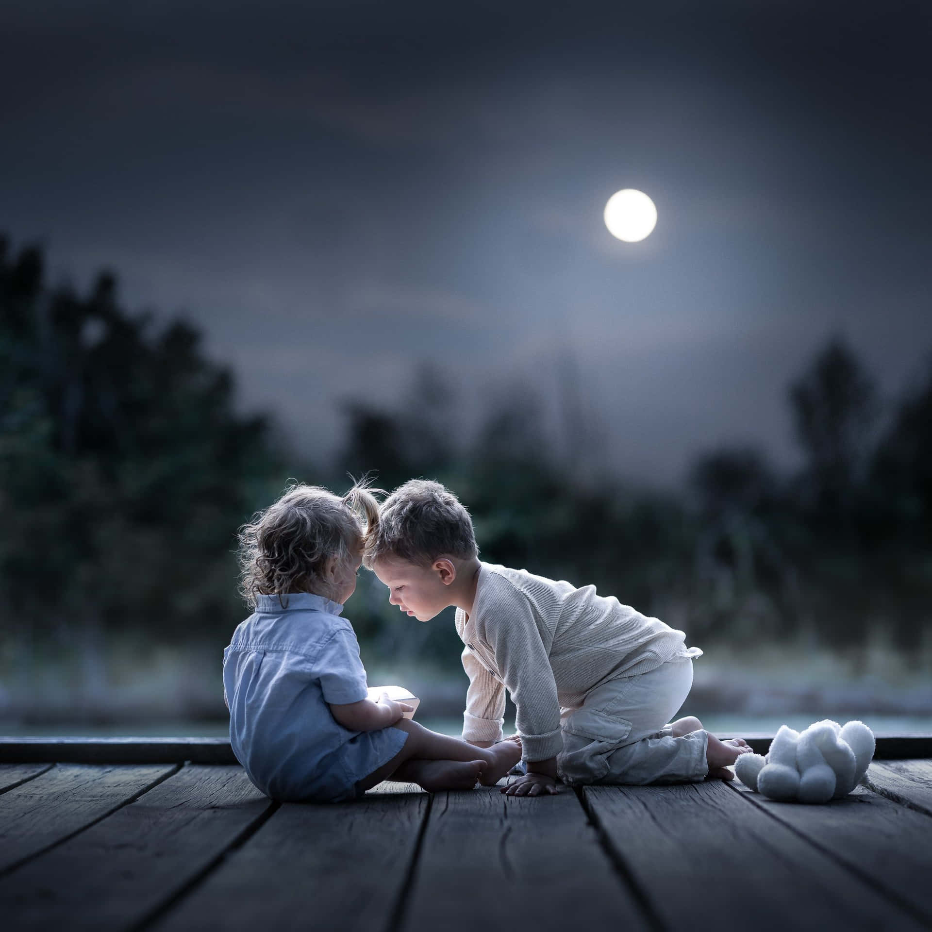 Cute Baby Couple Dating Under The Moon Wallpaper