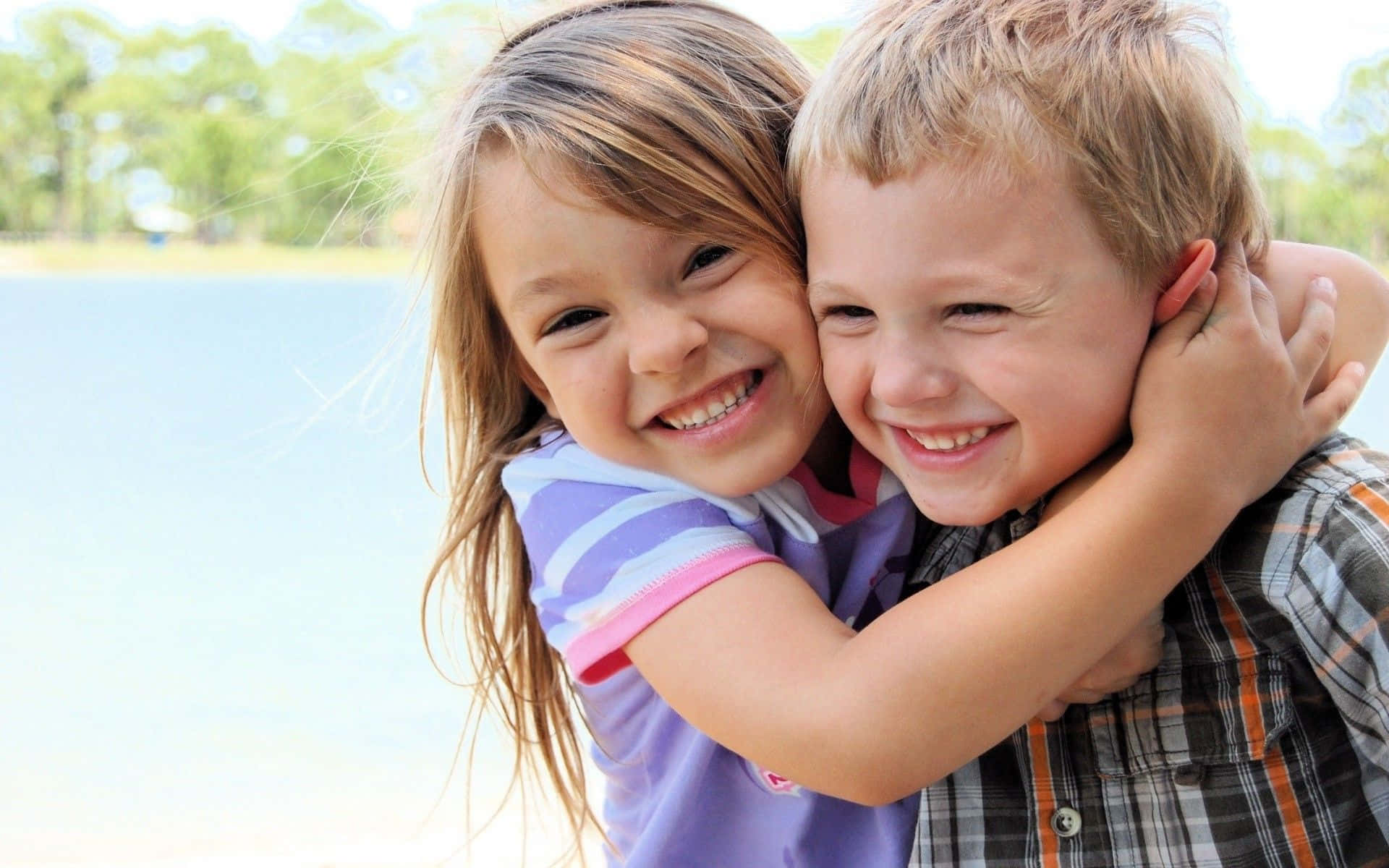 Download Cute Baby Couple Excited Hug Wallpaper 