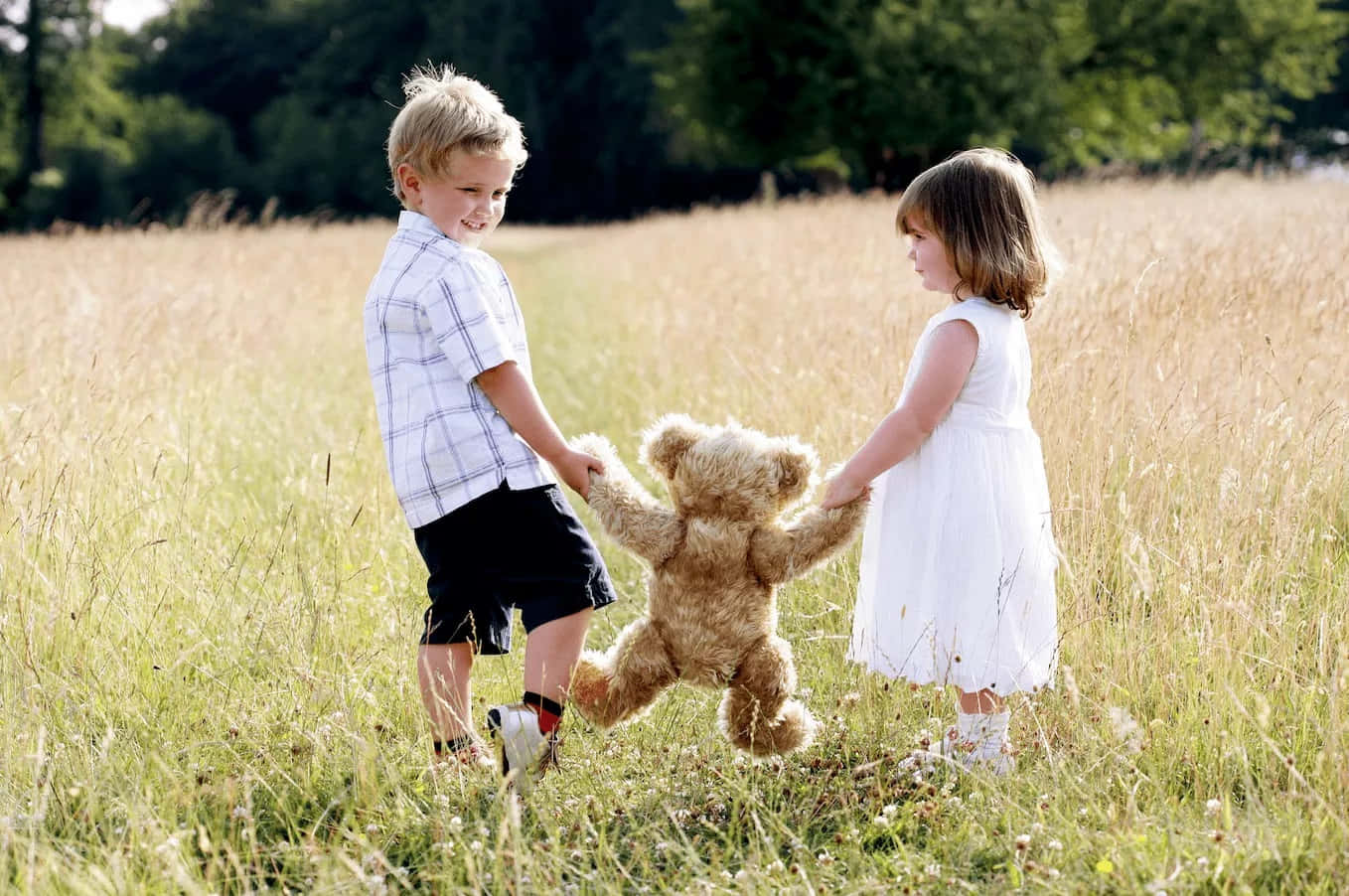 Cute Baby Couple Playing Teddy Bear Wallpaper