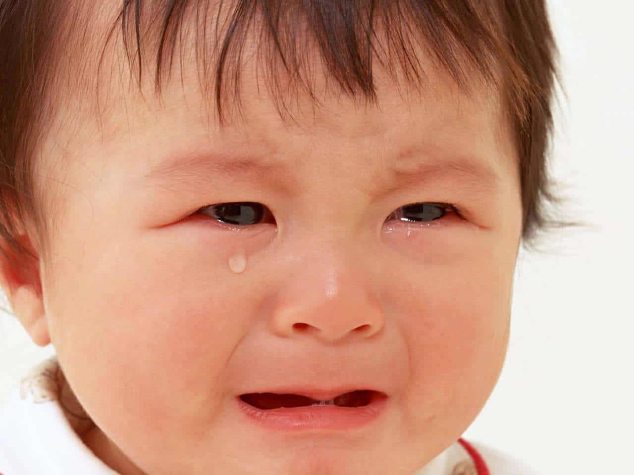 Sødt baby græder med tårer Wallpaper
