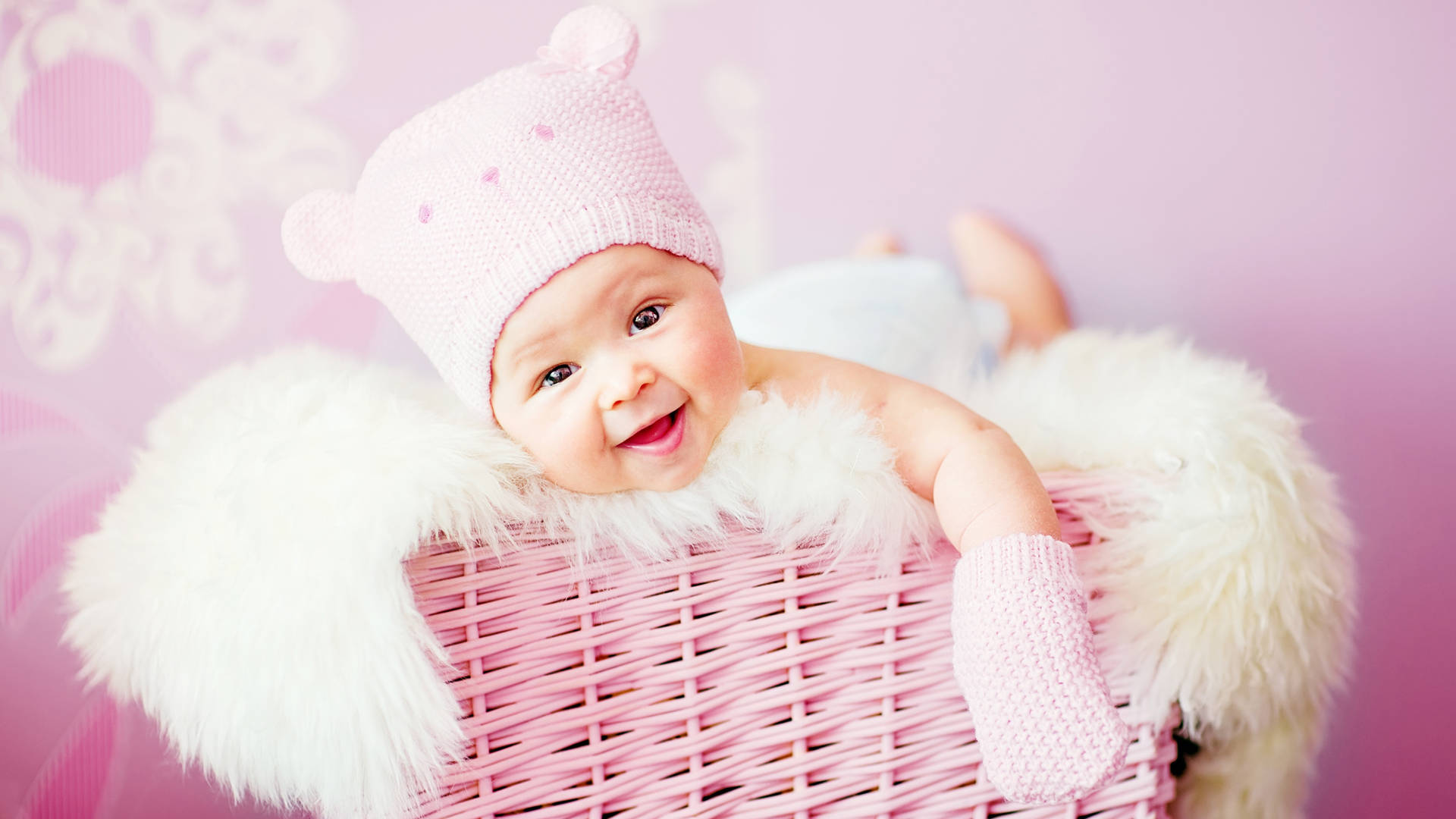 Sød baby pige i pink kurv Wallpaper