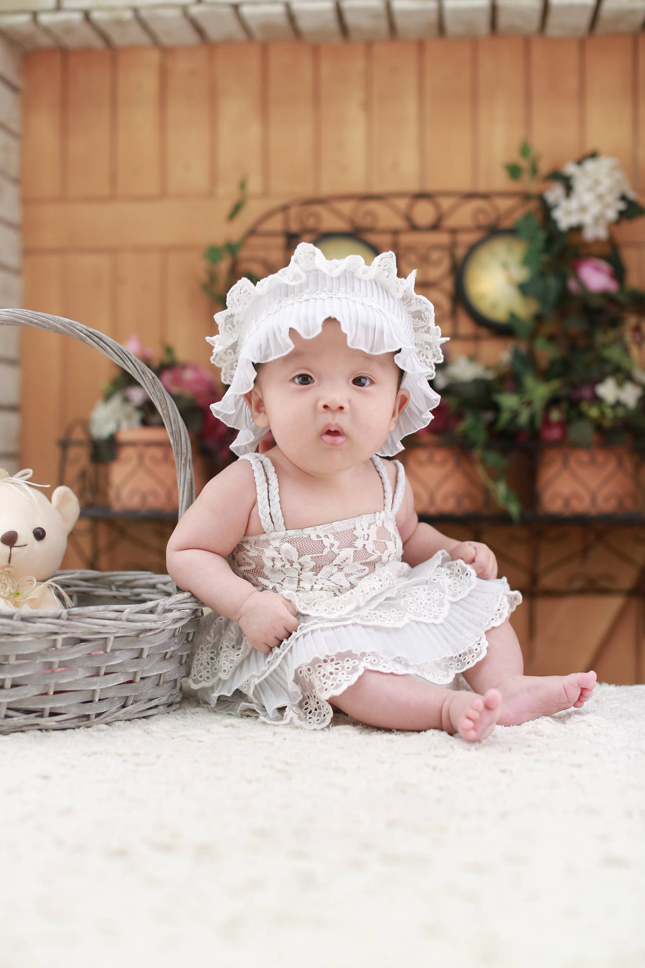 Sød baby pige i hvid kjole Wallpaper