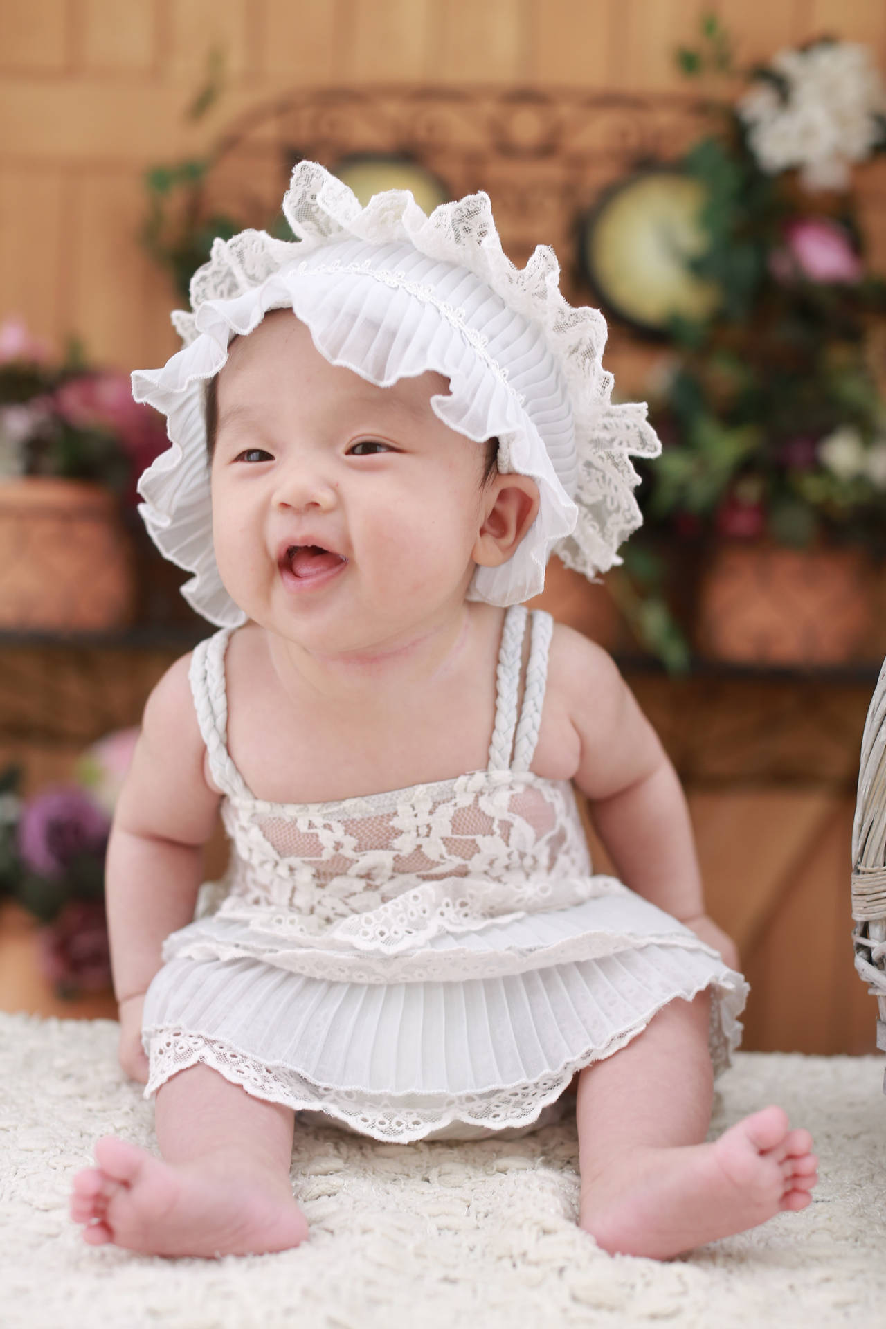 Bambinocarino In Vestito Bianco E Fascia Per Capelli. Sfondo