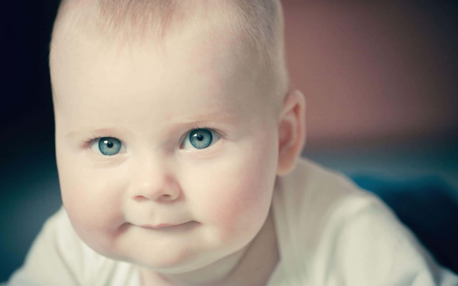 Unbebé Con Ojos Azules Está Acostado