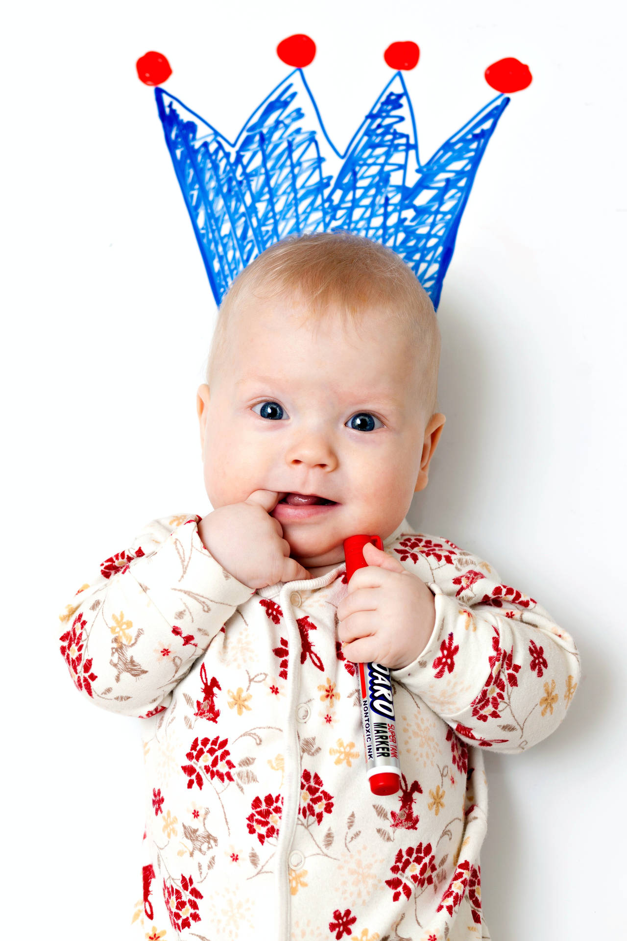 Retratode Lindo Bebé Con Una Corona Azul Dibujada Fondo de pantalla