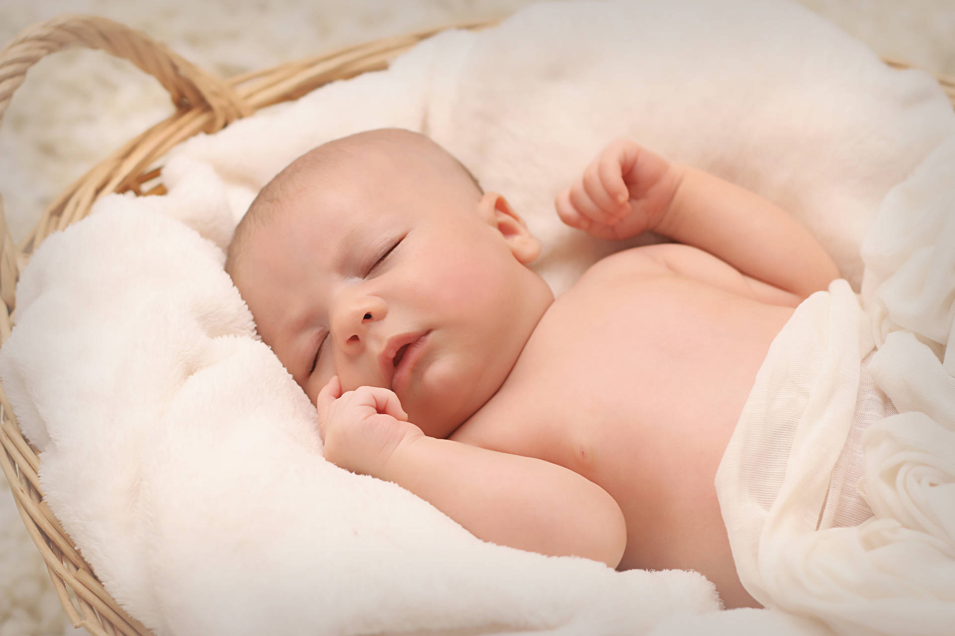 Söttspädbarn Som Sover I En Korg Wallpaper
