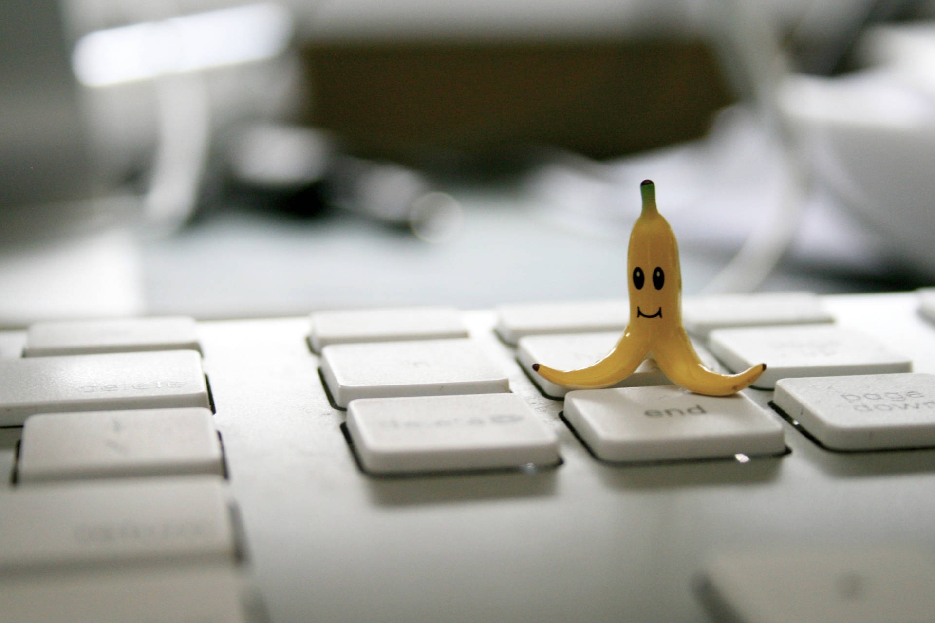 Cute Banana On Keyboard Wallpaper