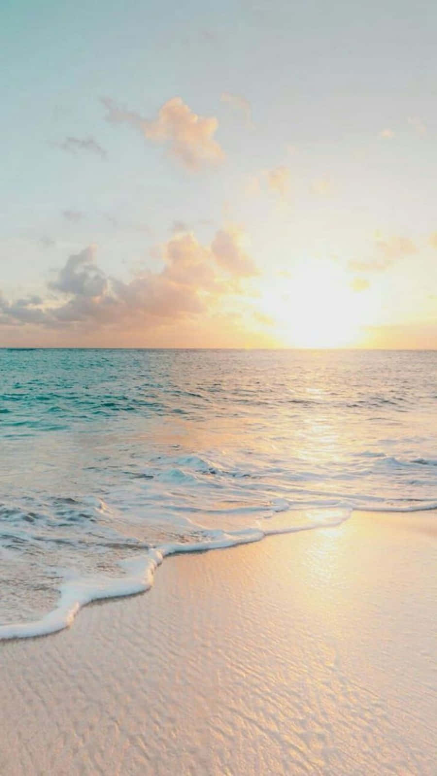 Disfrutarelajándote En La Playa Con Una Hermosa Vista Panorámica. Fondo de pantalla
