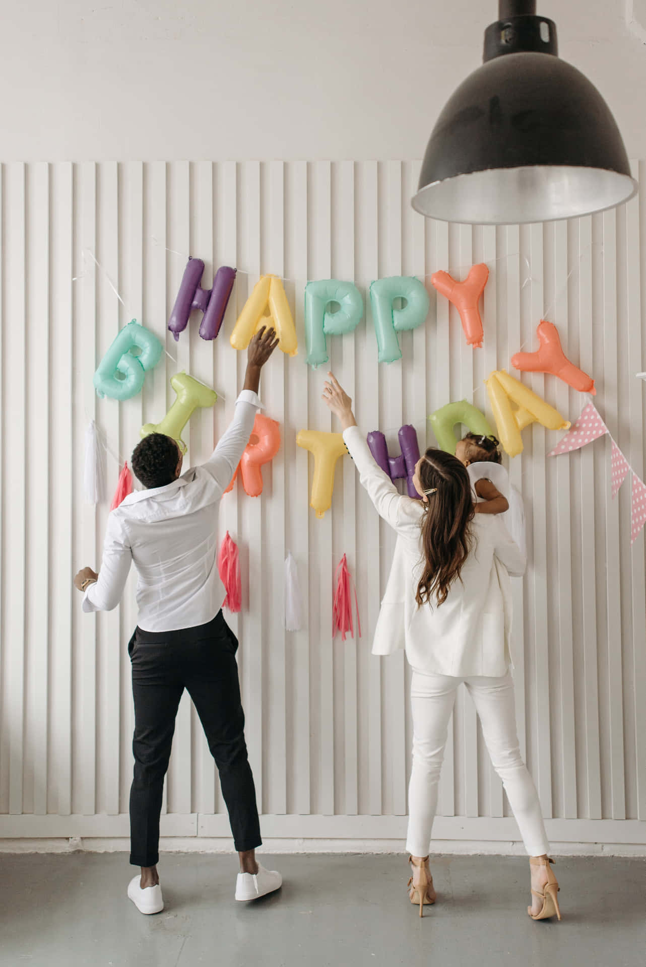Glade fødselsdagsfest - et par mennesker i hvid står foran et glædelig fødselsdags banner Wallpaper