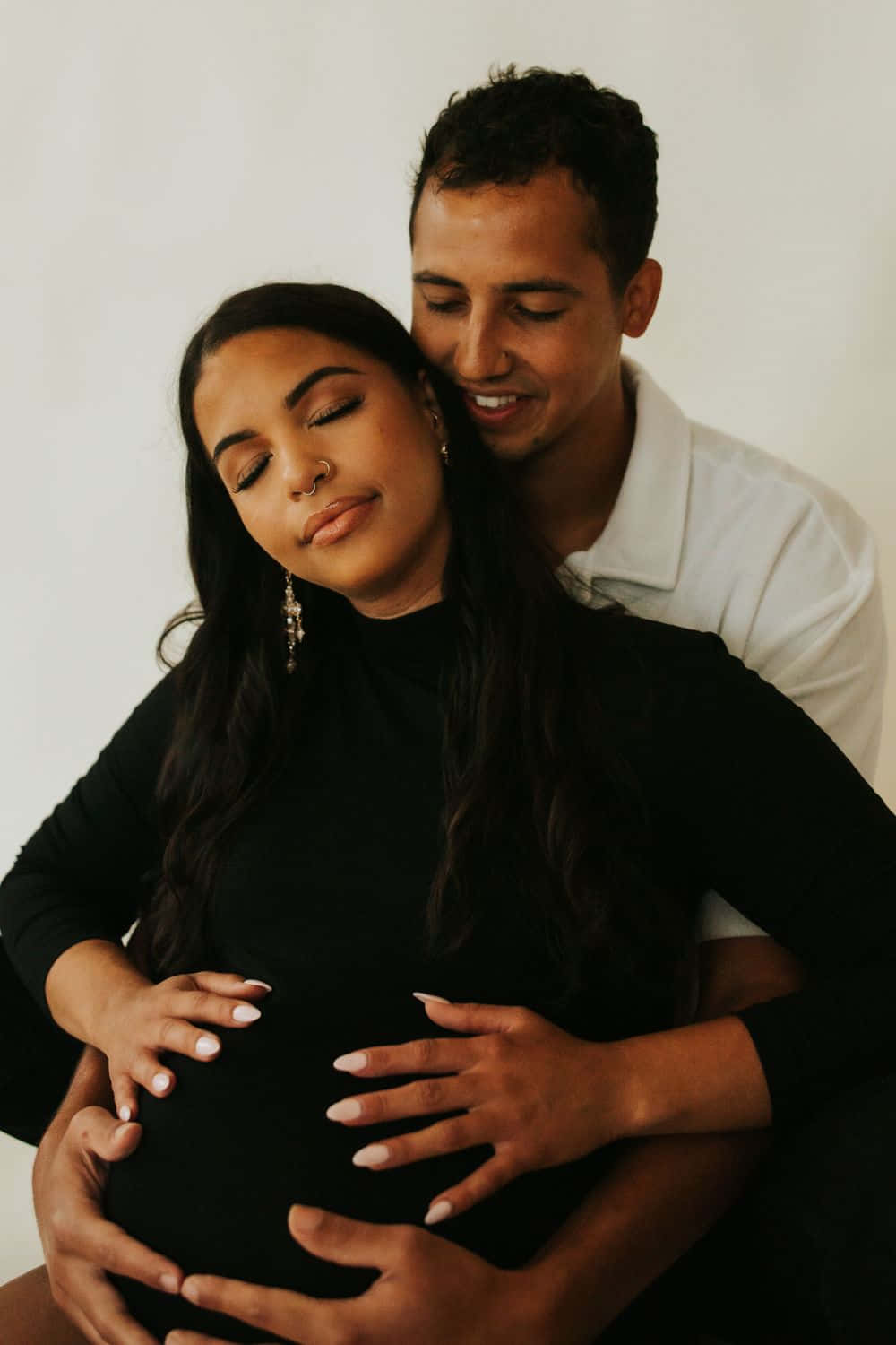 Sød sort par graviditetsfotografering billede tapet