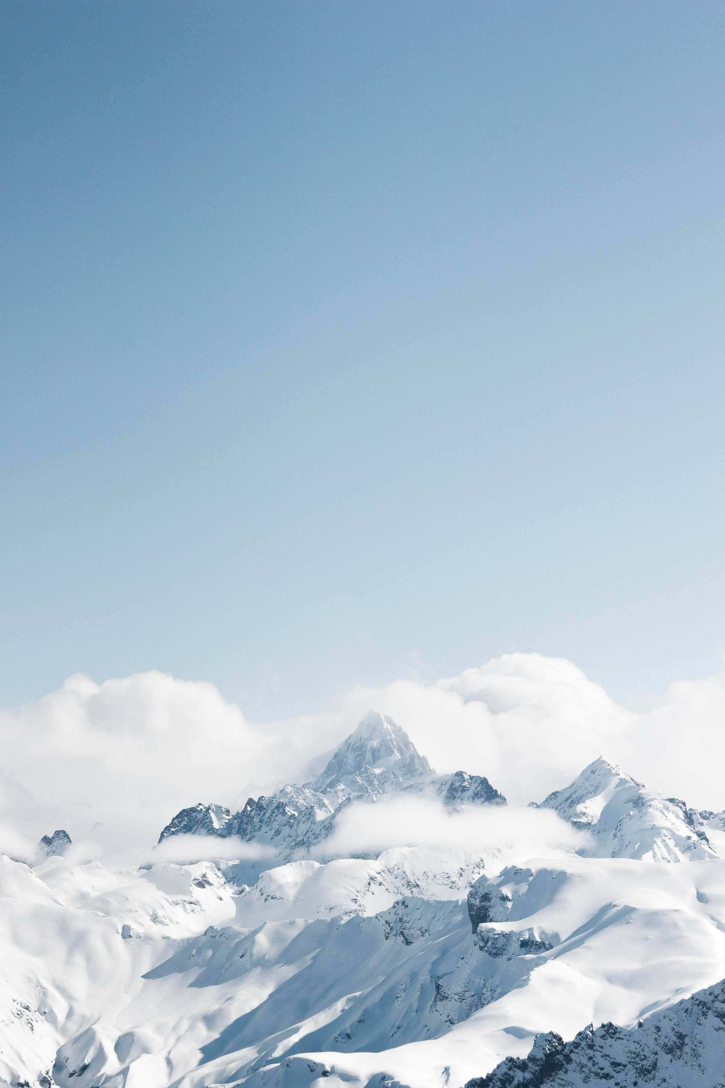 Linda Montanha Azul Com Tema Estético De Neve E Céu. Papel de Parede
