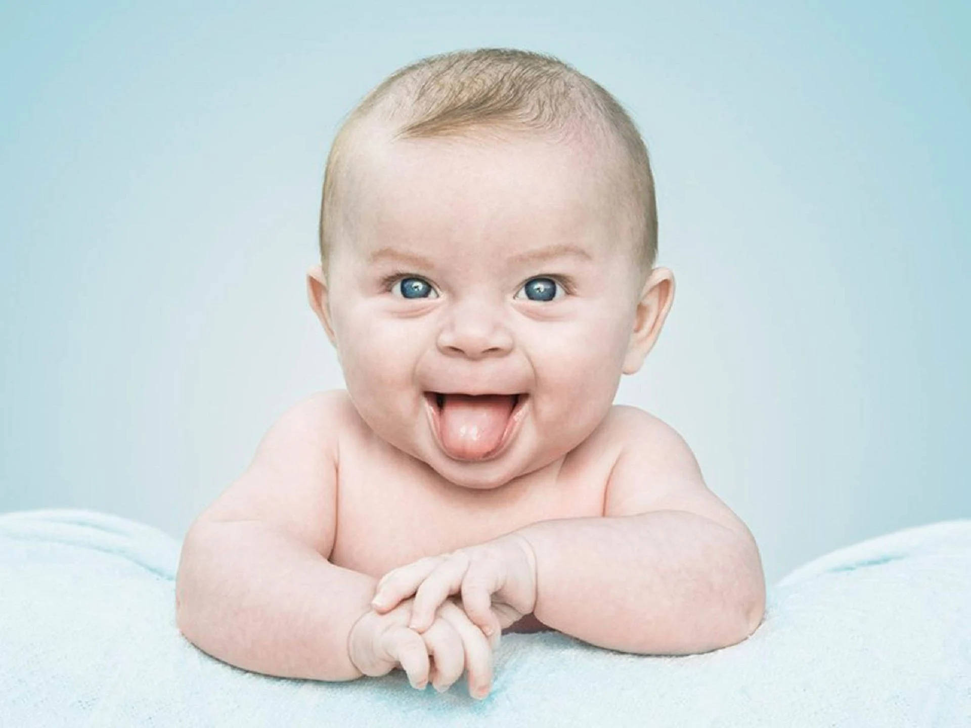Süßesbaby Mit Blauen Augen Und Lustigem Ausdruck. Wallpaper