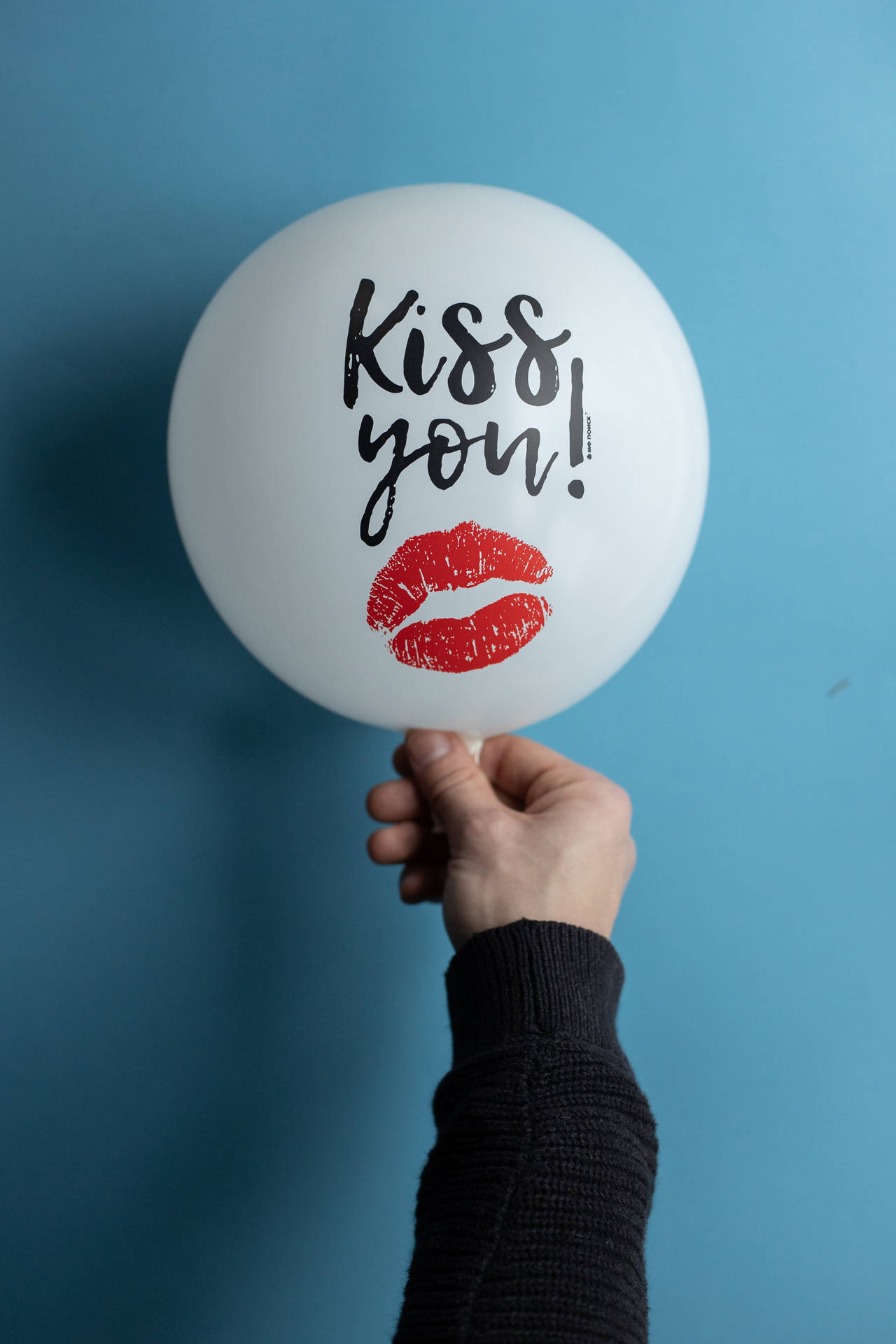Cute Blue Kiss You Balloon Wallpaper