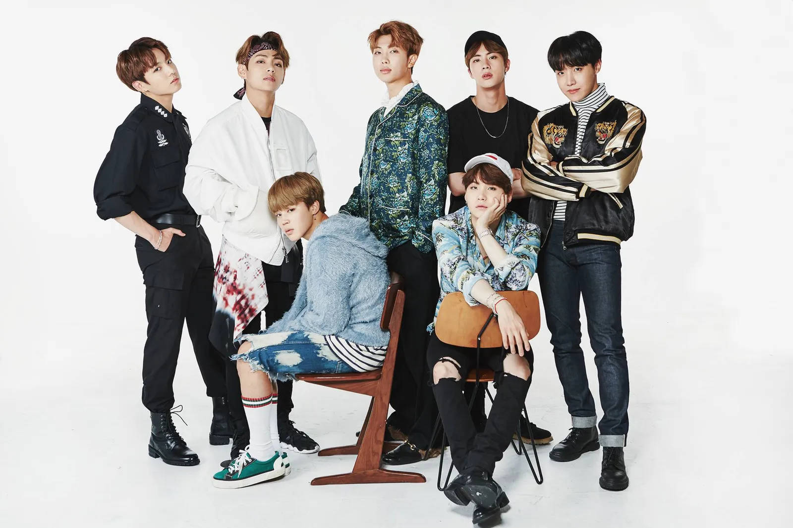 Søde BTS-gruppe poser sammen på hvid baggrund. Wallpaper