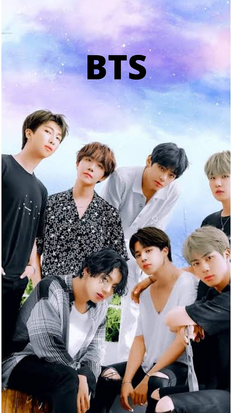 Sød BTS-gruppe posering med pastel himmelbaggrund Wallpaper