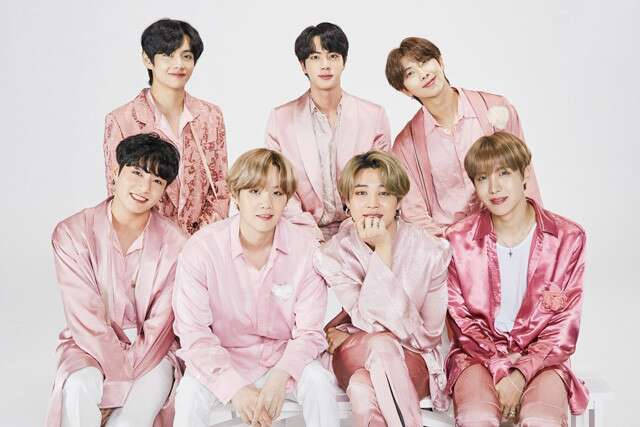 Sød BTS gruppe iført rosa silke dragter Tapet Wallpaper