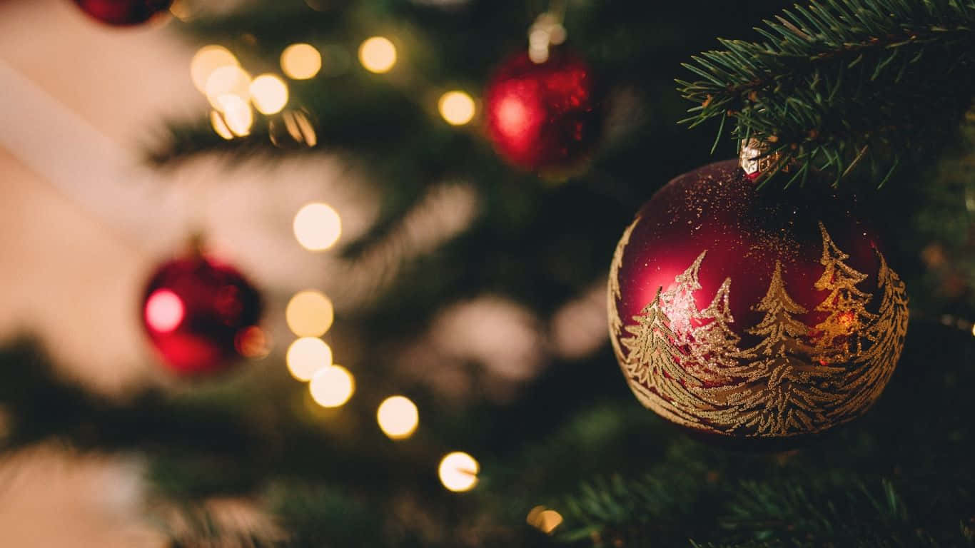 Jule træ med pynt hængende på det Wallpaper