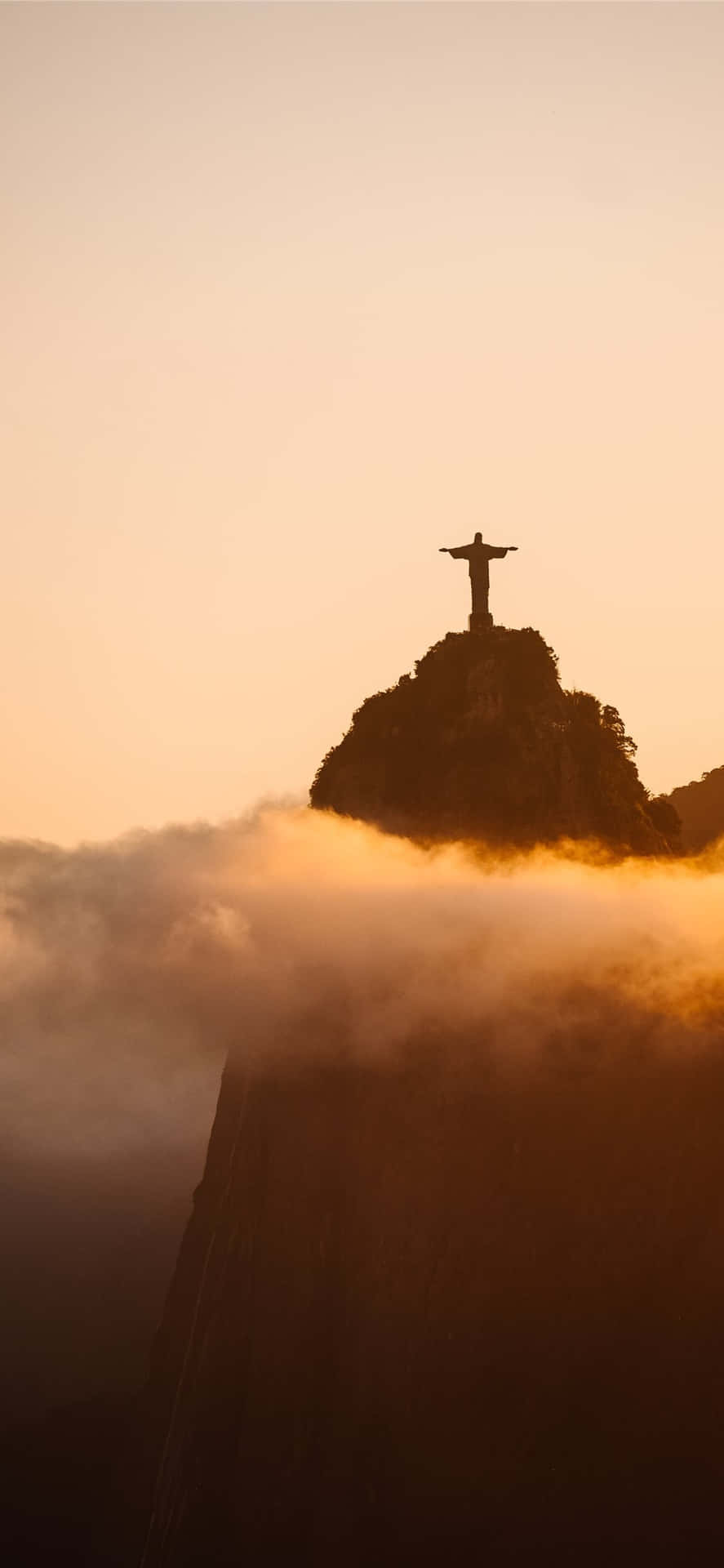 Kristusfrälsarens Staty Vid Solnedgången I Rio De Janeiro, Brasilien. Wallpaper