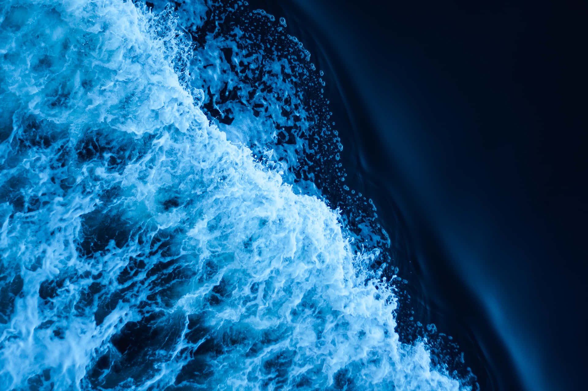 Blaueswasser, Das Im Ozean Aufprallt. Wallpaper