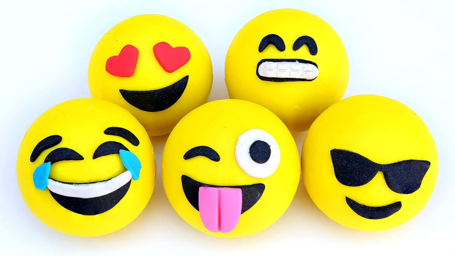 Aggiungiun Po' Di Divertimento Alla Tua Giornata Con Questo Simpatico Emoji Sfondo