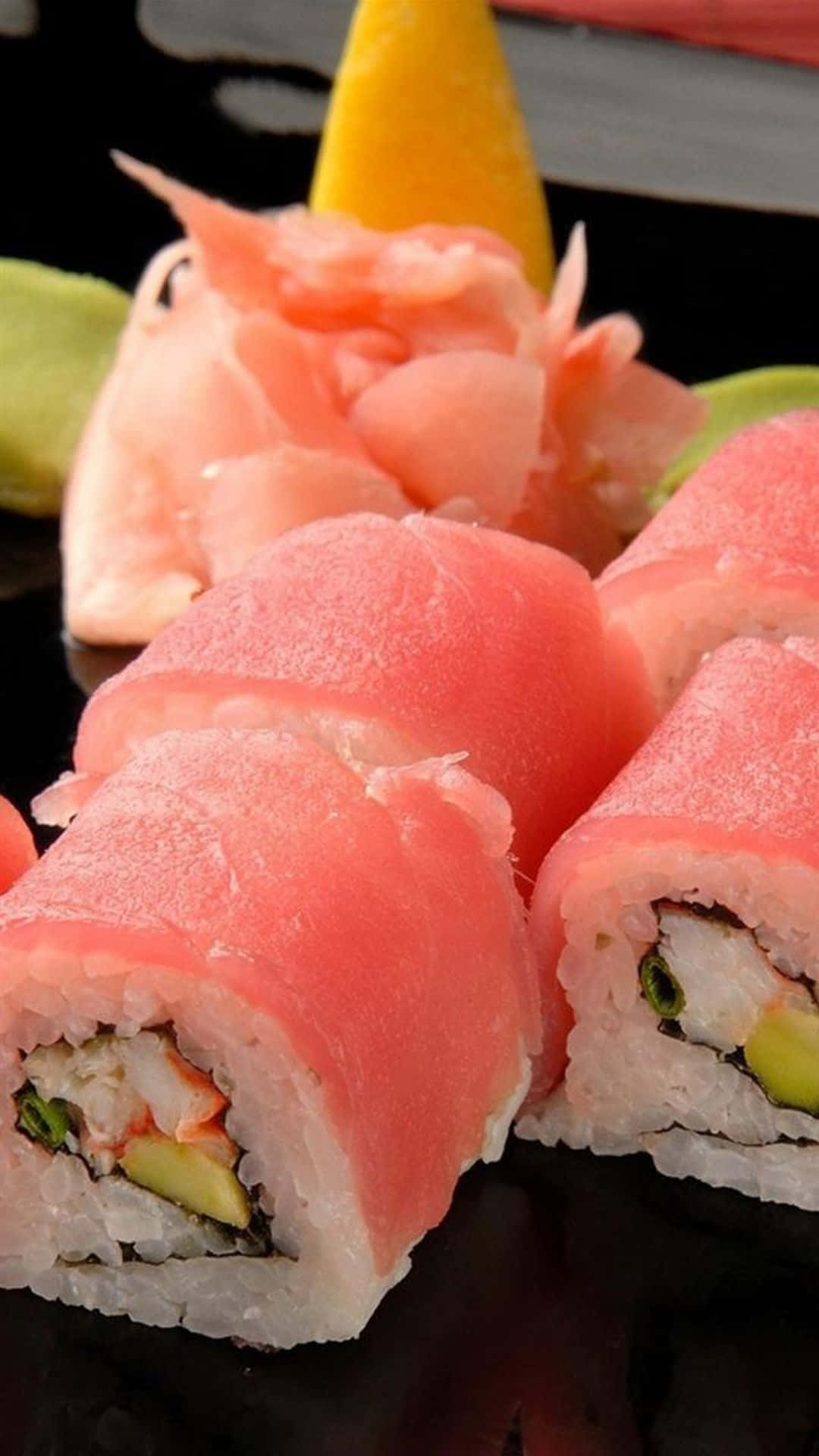 Unplato De Sushi Con Una Variedad De Ingredientes. Fondo de pantalla