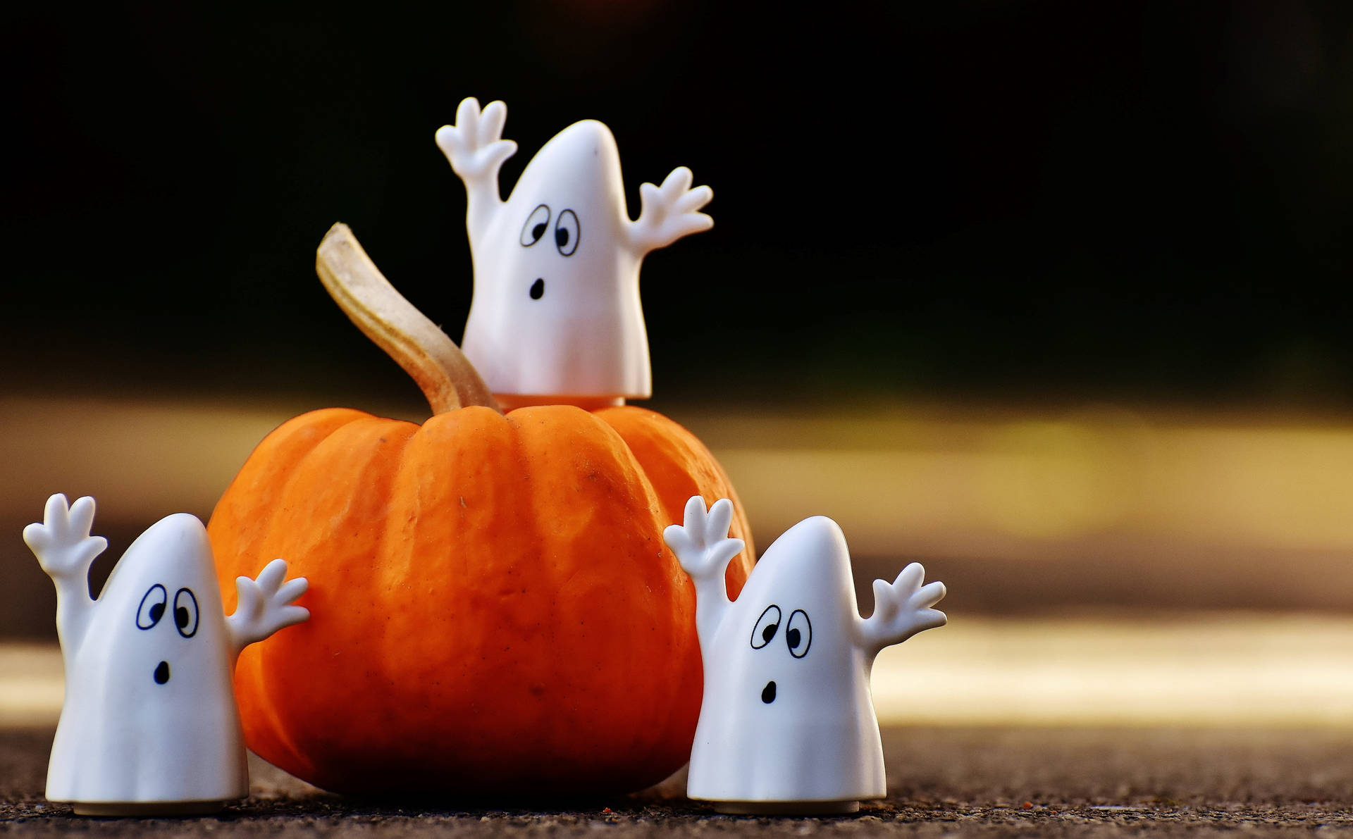 Adornosde Lindos Fantasmas Blancos De Halloween. Fondo de pantalla