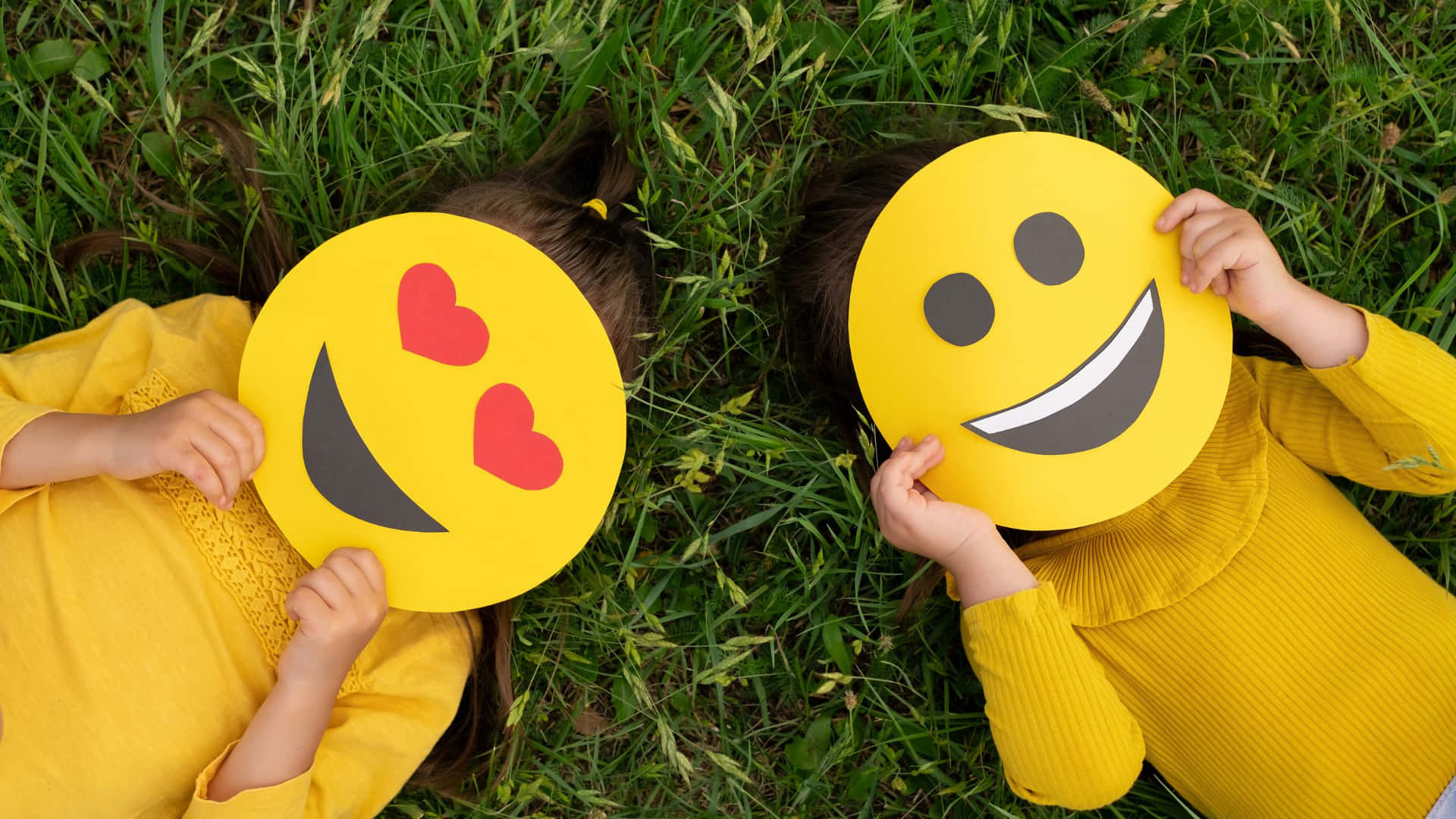 Søde Glade Smilende Emoji Ryst Tapet Wallpaper