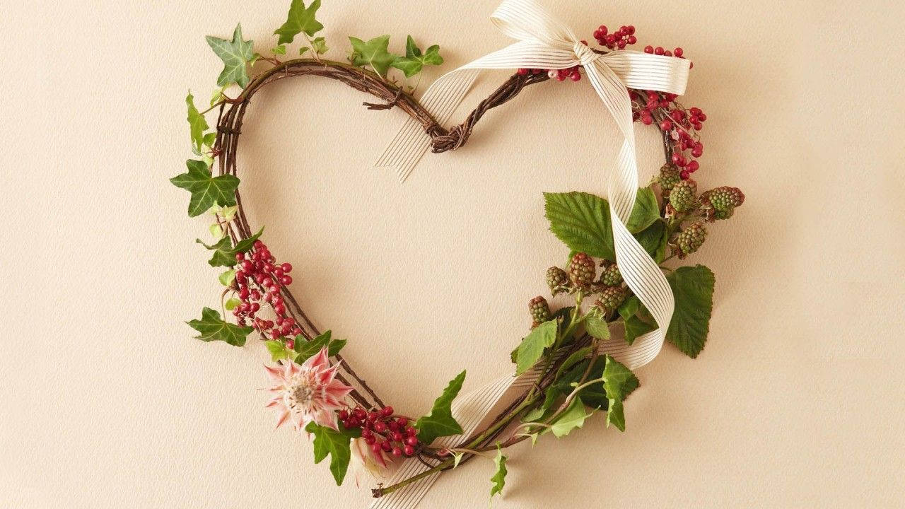 Cute Heart Wedding Wreath Wallpaper