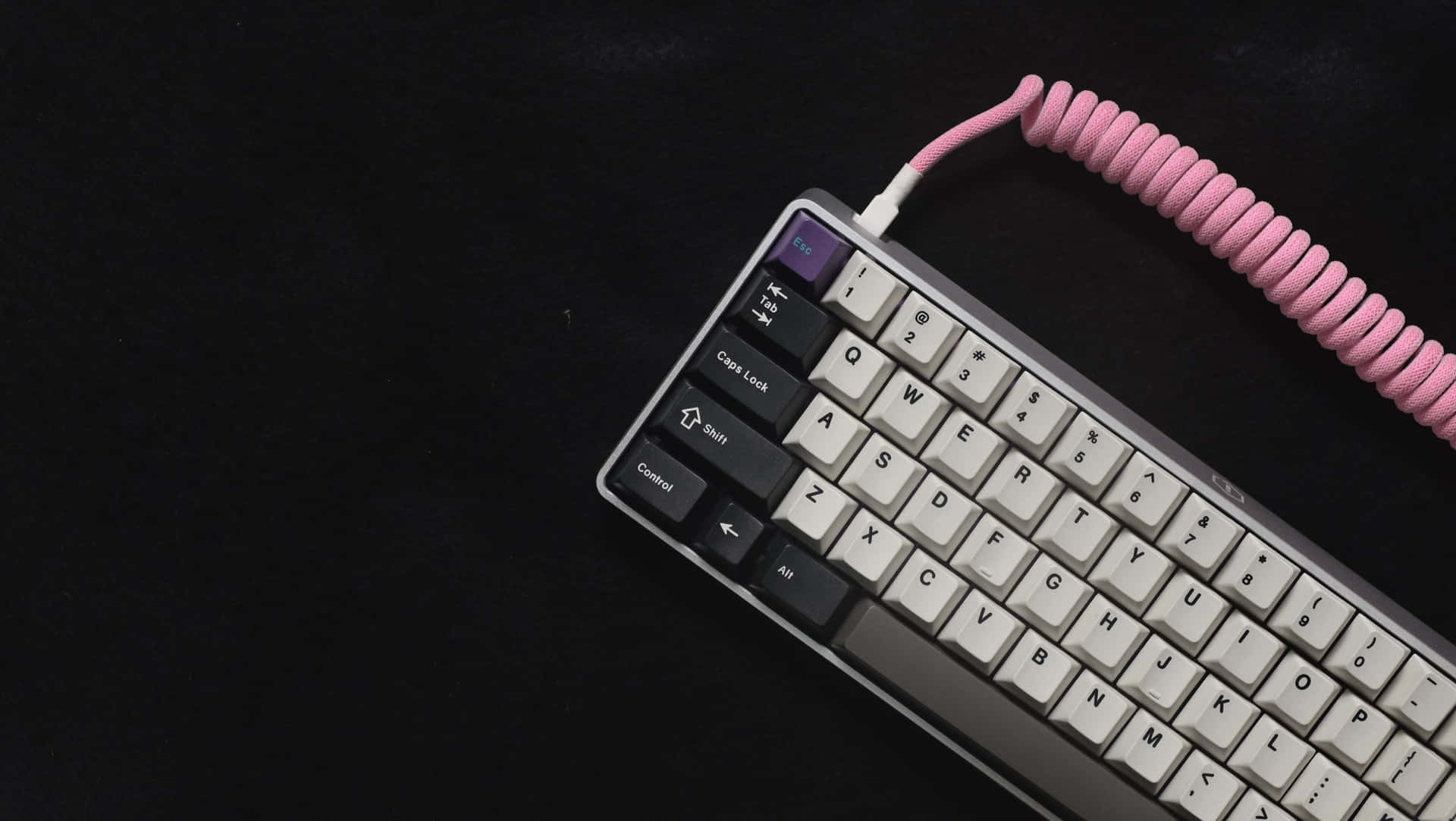 Unteclado Rosado Con Un Cable Rosado