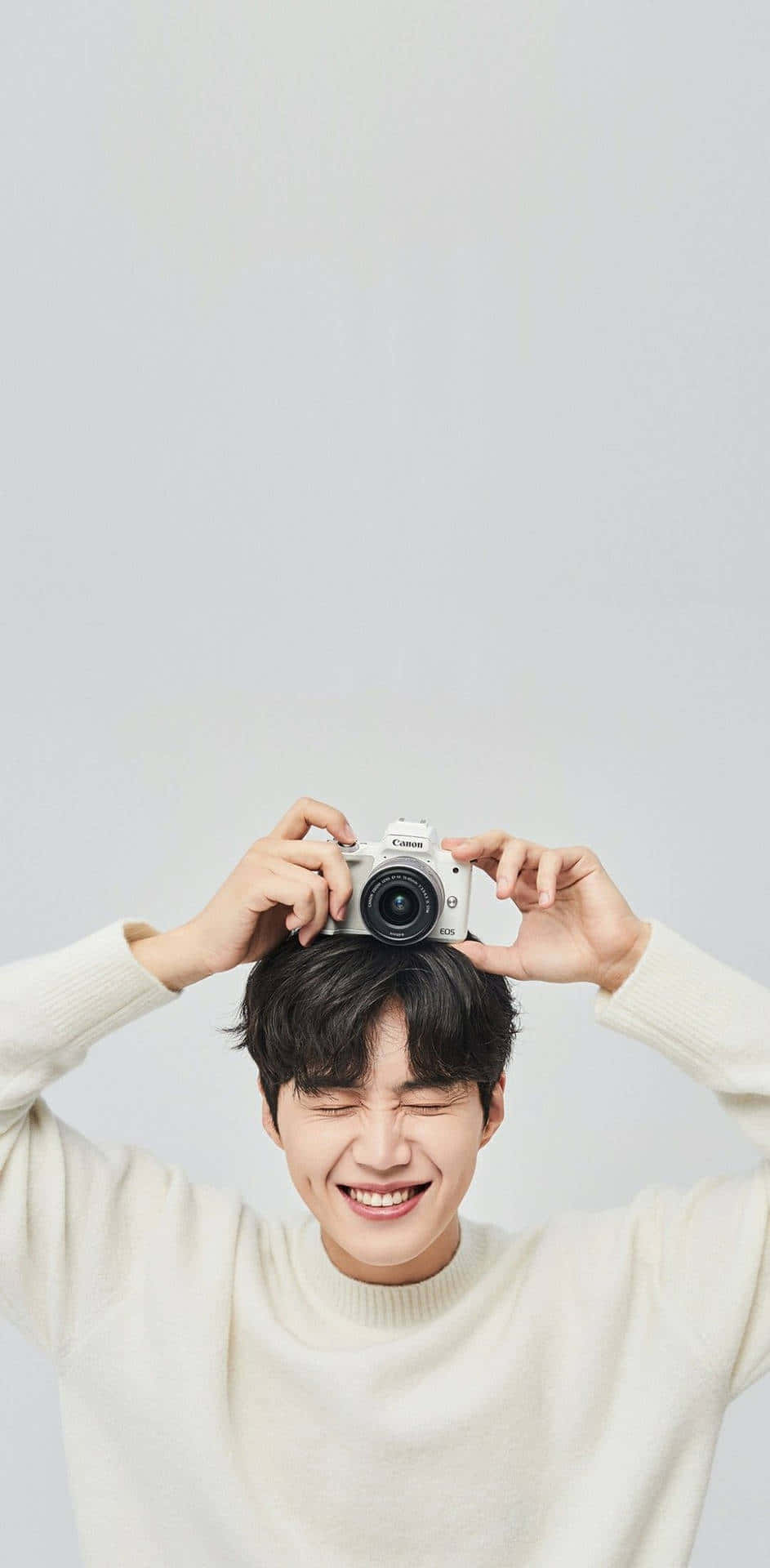 Niedlicherkoreanischer Schauspieler Kim Seon Ho Hält Eine Kamera Wallpaper