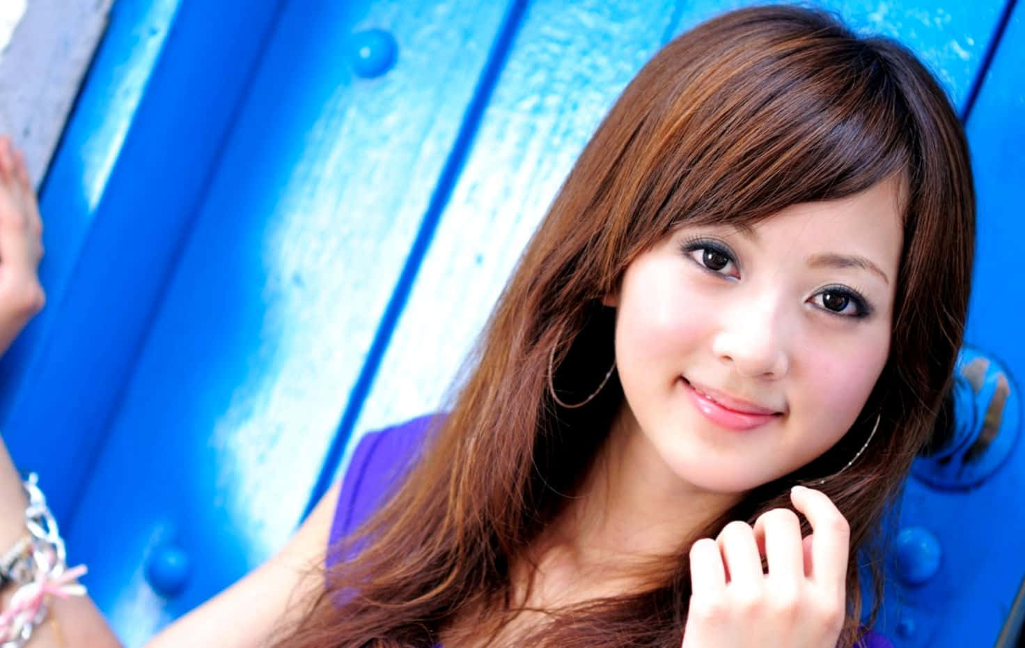Sød koreansk pige iført lilla top Wallpaper