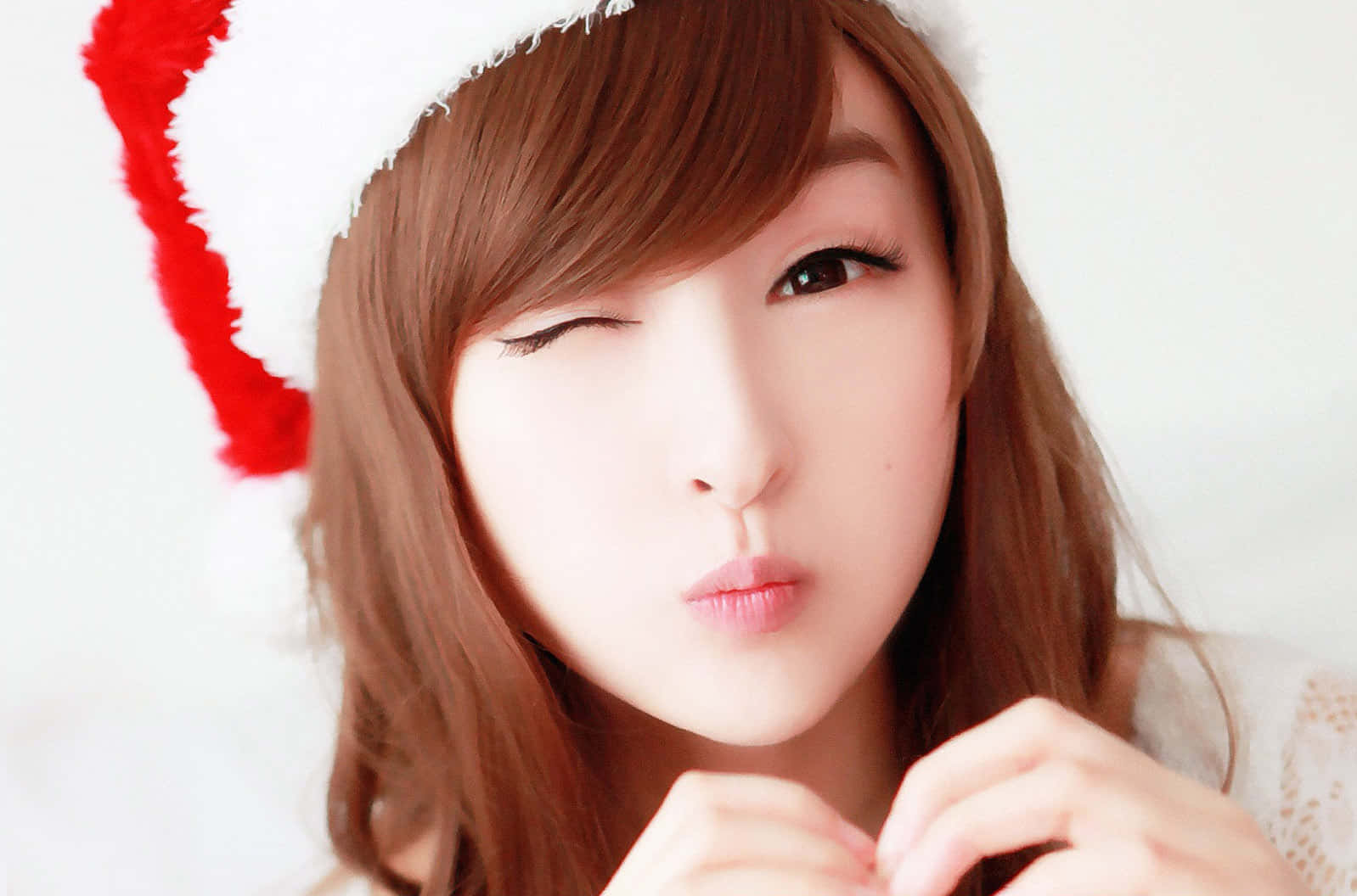 Sød koreansk pige iført en julehue Wallpaper