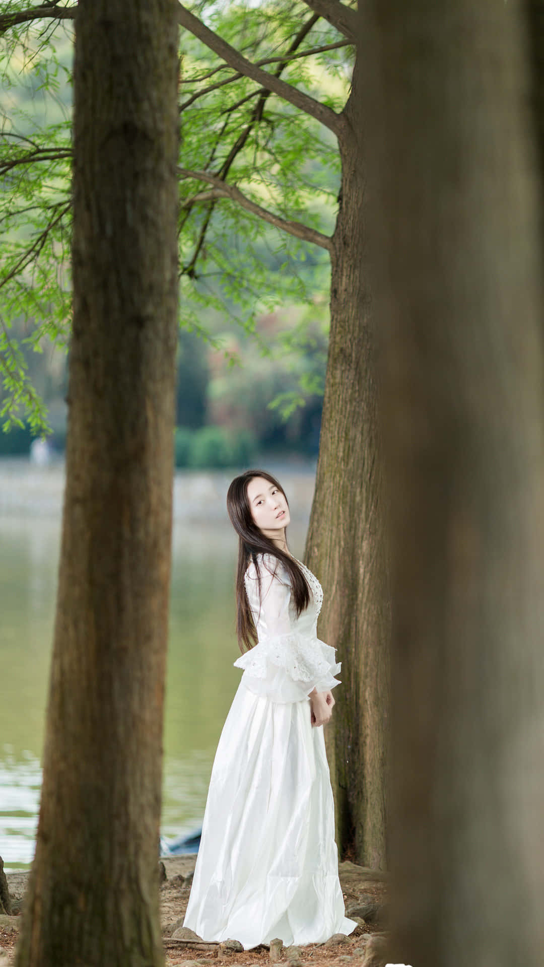 Niedlichekoreanische Frau In Einem Weißen Kleid Wallpaper