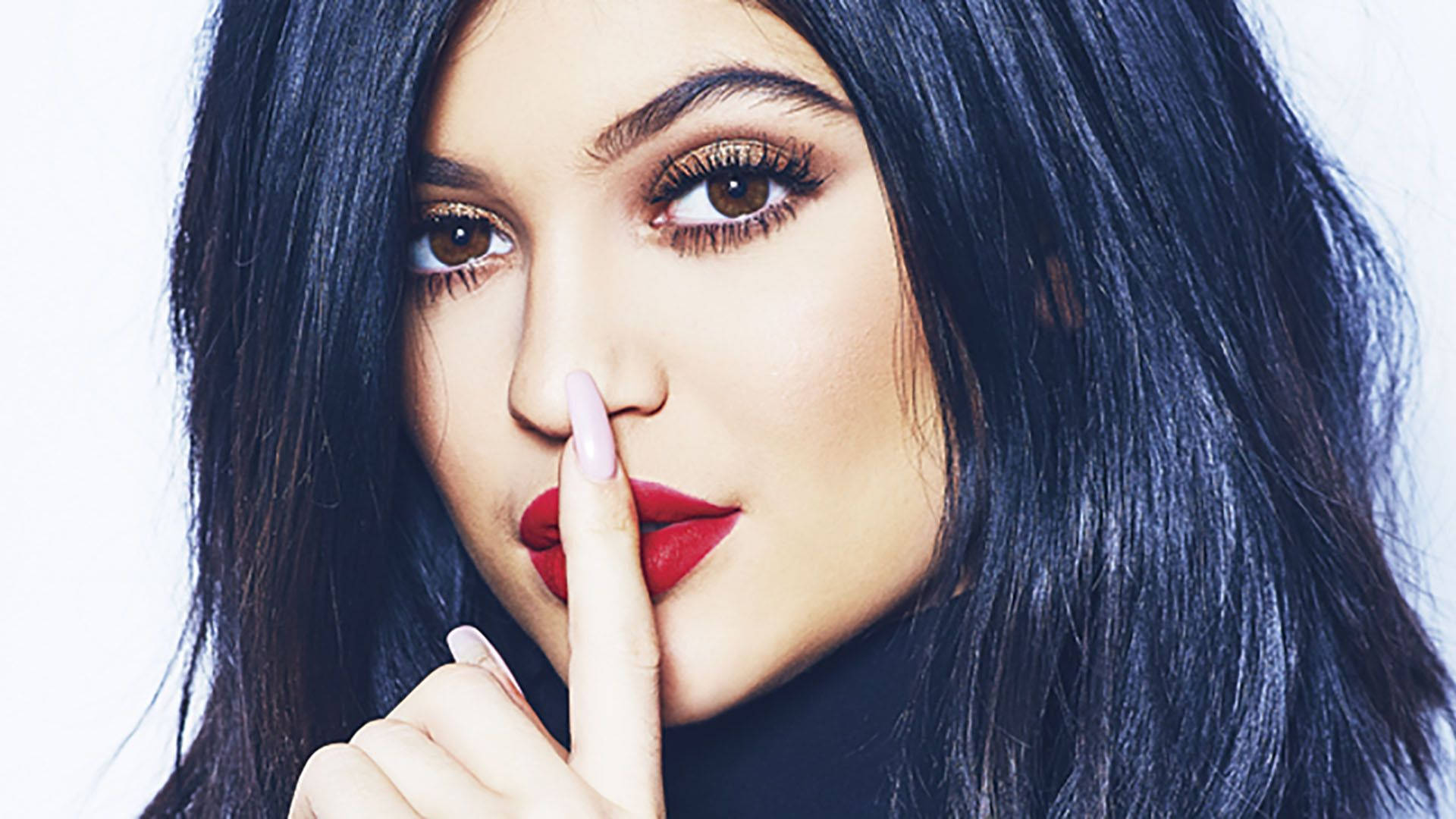 Cute Kylie Jenner In Red Lipstick Wallpaper