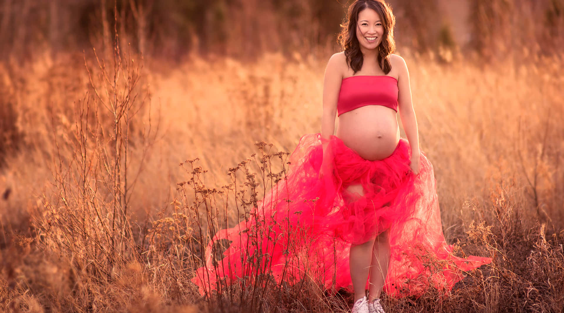 Niedlichesschwangerschaftsbild Auf Einem Roten Feld