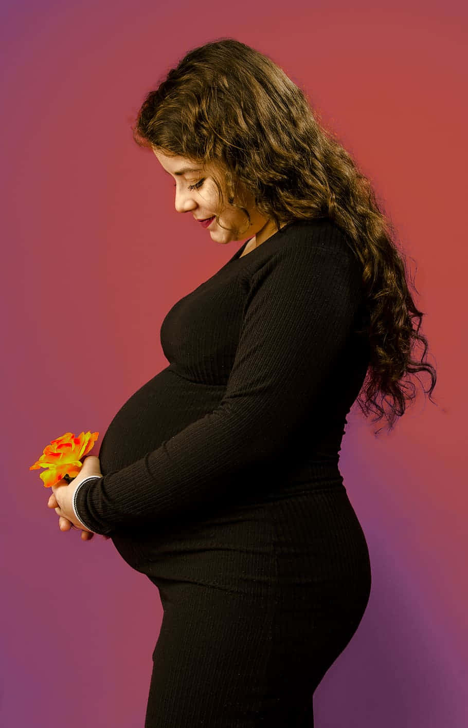 Abbracciandoil Viaggio Con Gioia: Un'immagine Affettuosa Di Maternità Con Una Donna In Attesa Che Splende Di Felicità.