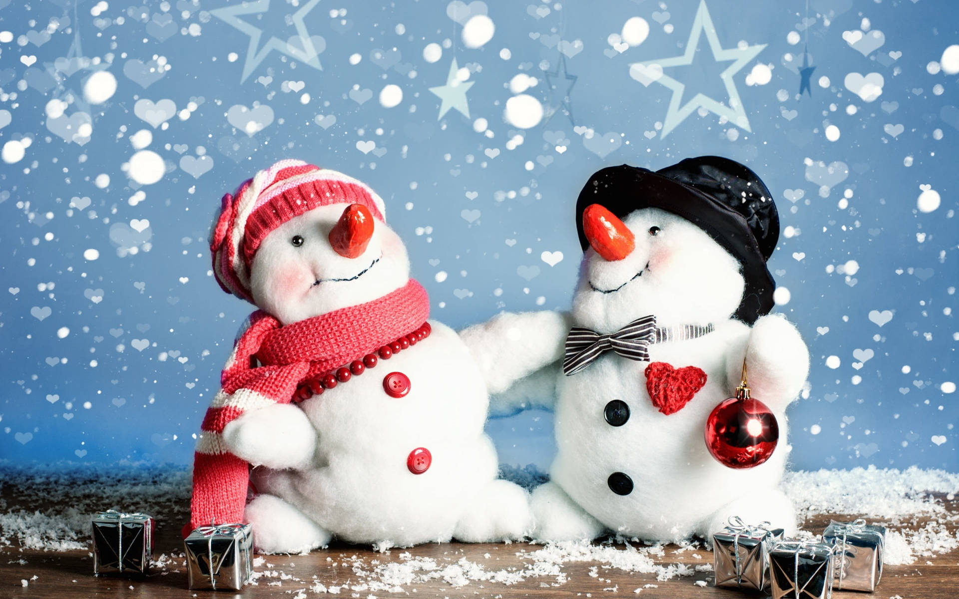 Cute Merry Christmas Snowmen On Table Wallpaper