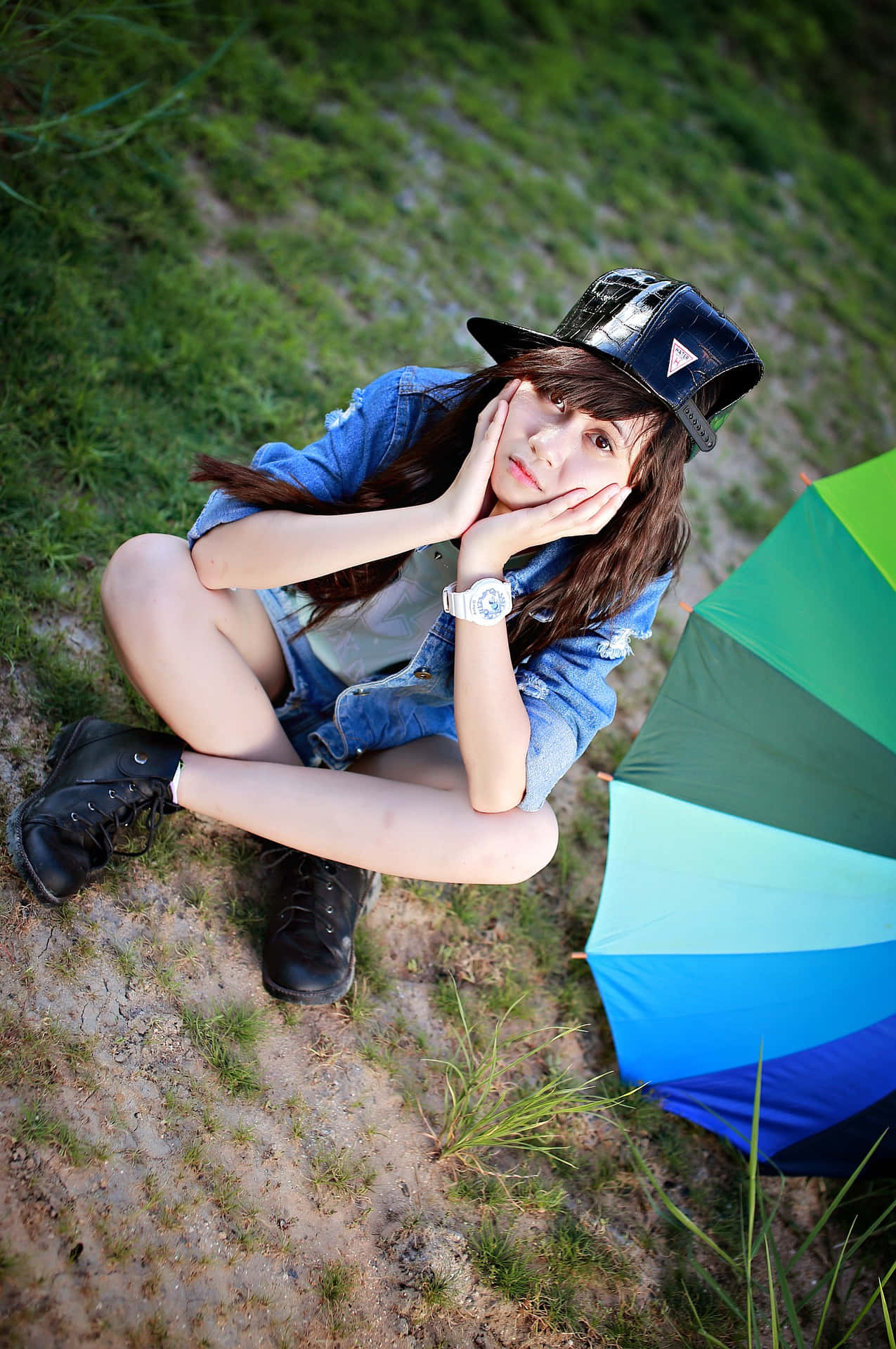 Cute Mujer Soltera With Cap Wallpaper