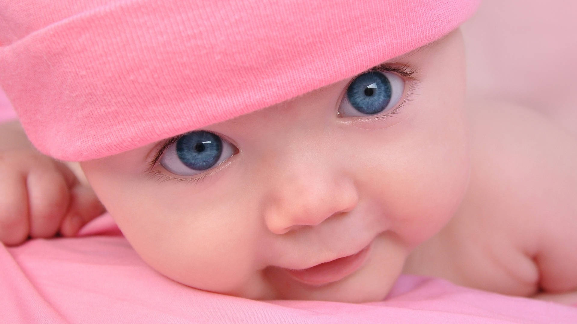 Sød lyserød babypige blå øjne tapet Wallpaper
