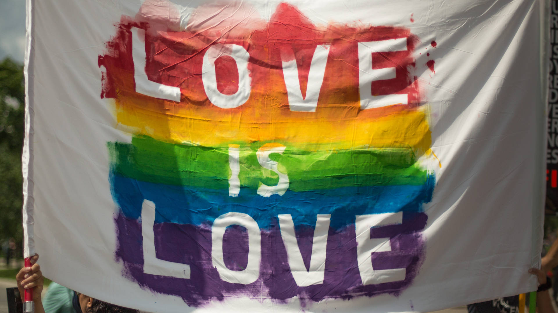 Enregnbågsflagga Med Orden Kärlek Är Kärlek Wallpaper