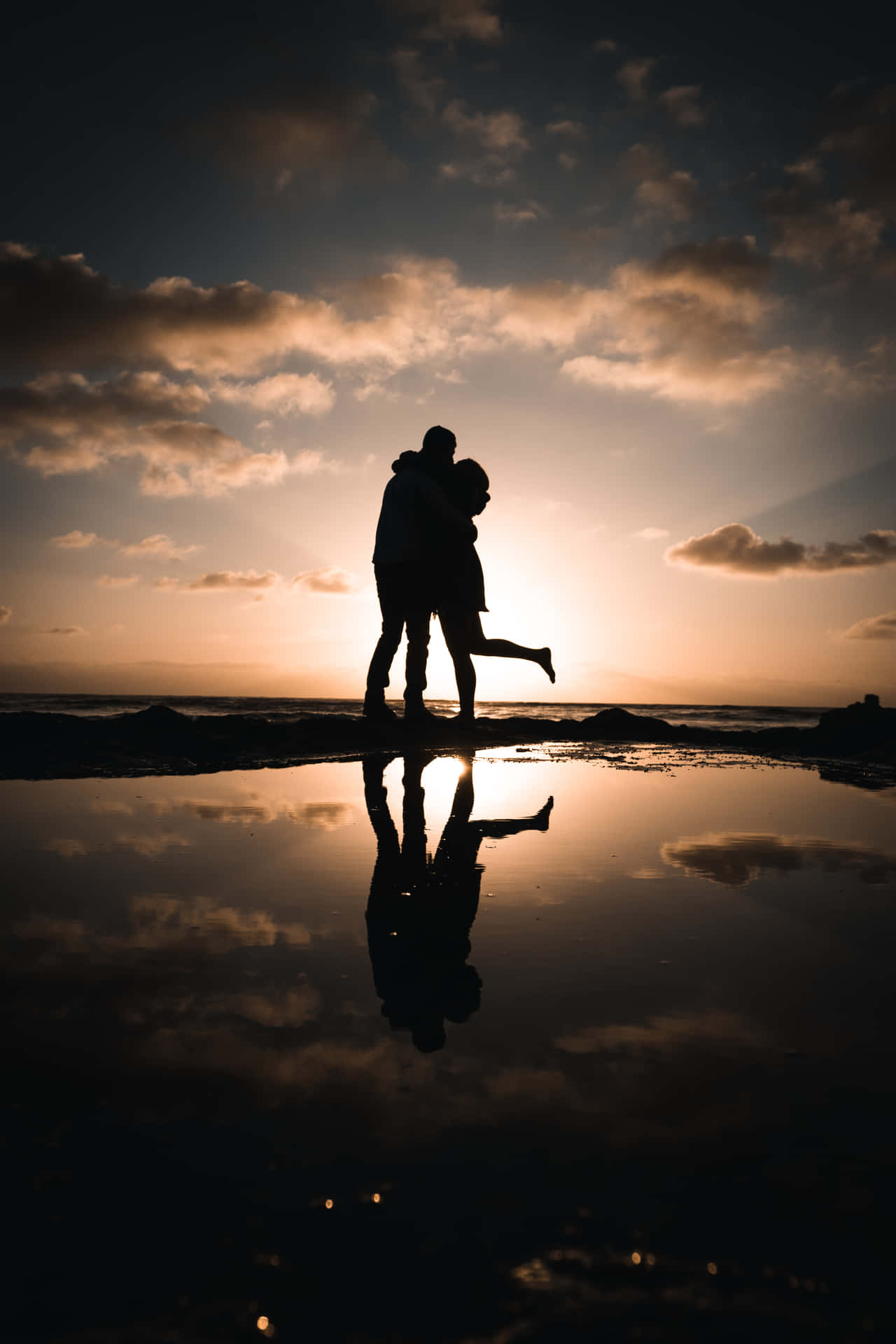 Sød forhold kysse under solnedgang billede tapet