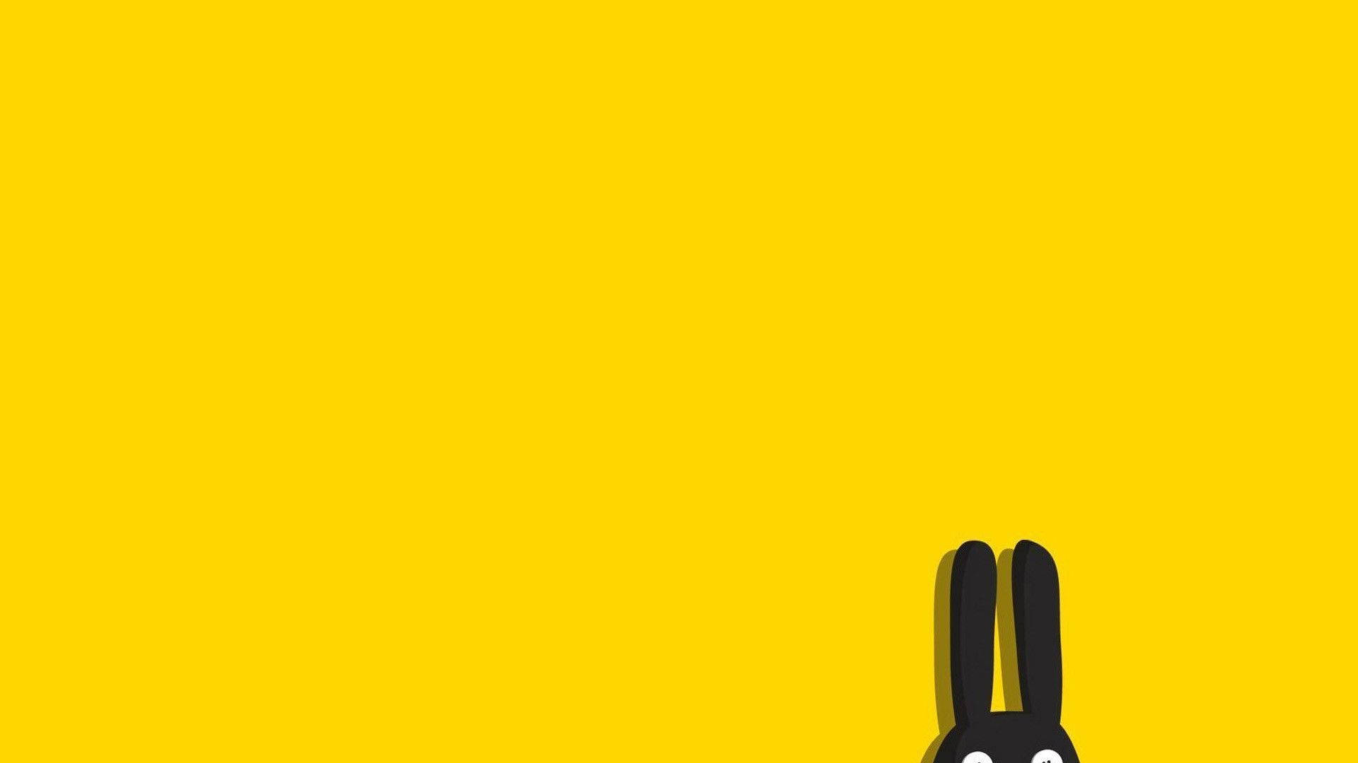 En sort kanin står på en gul baggrund Wallpaper