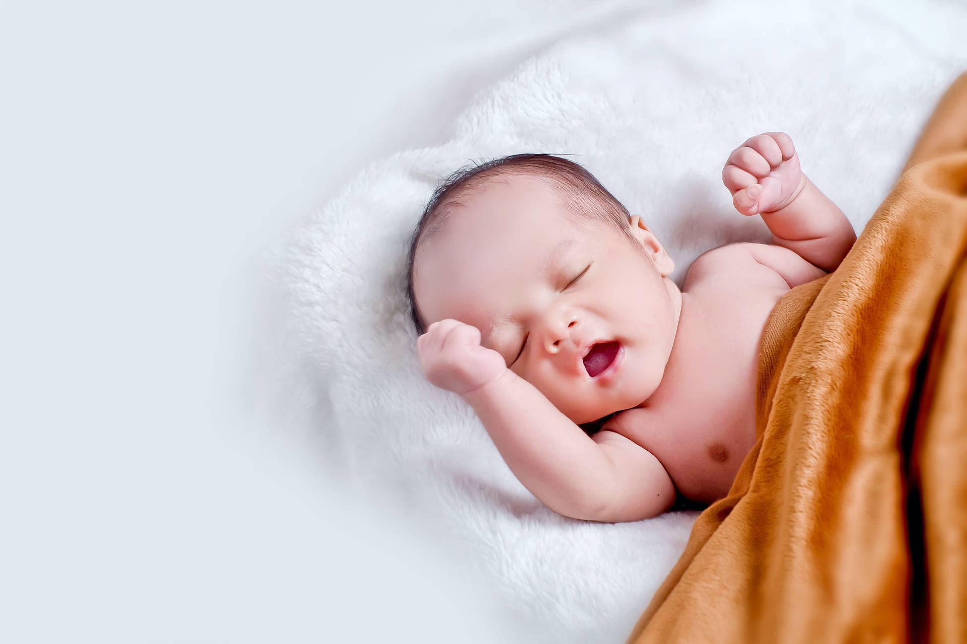 Sød sovende baby med velour tæppe Wallpaper