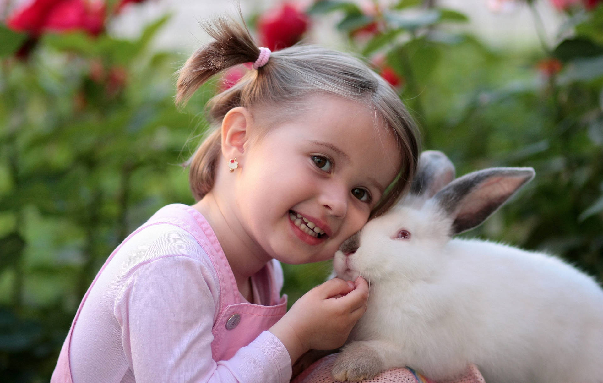 Chicacon Linda Sonrisa Junto A Un Conejo Fondo de pantalla