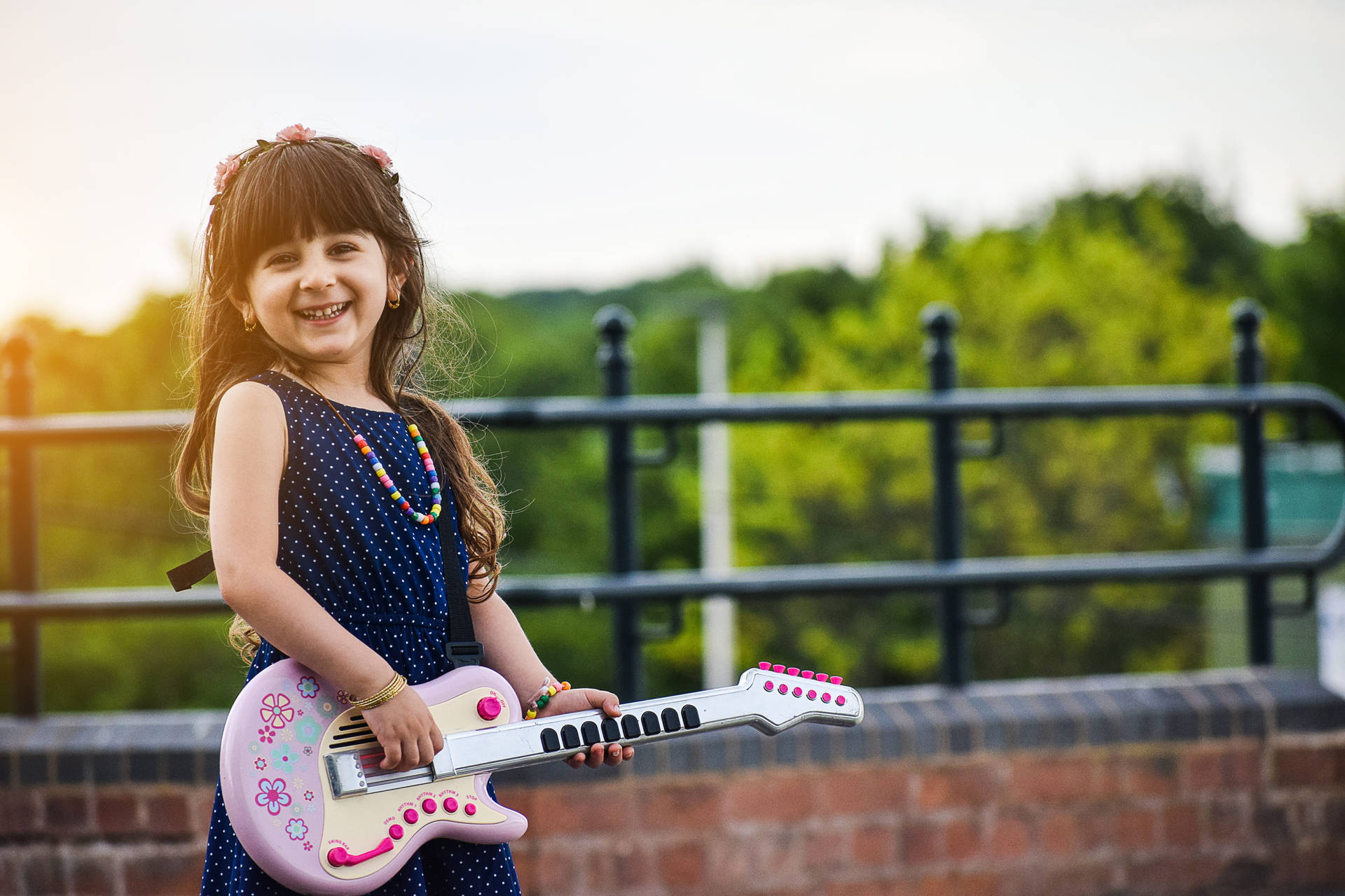 Niedlicheslächelndes Mädchen Mit Gitarre Wallpaper