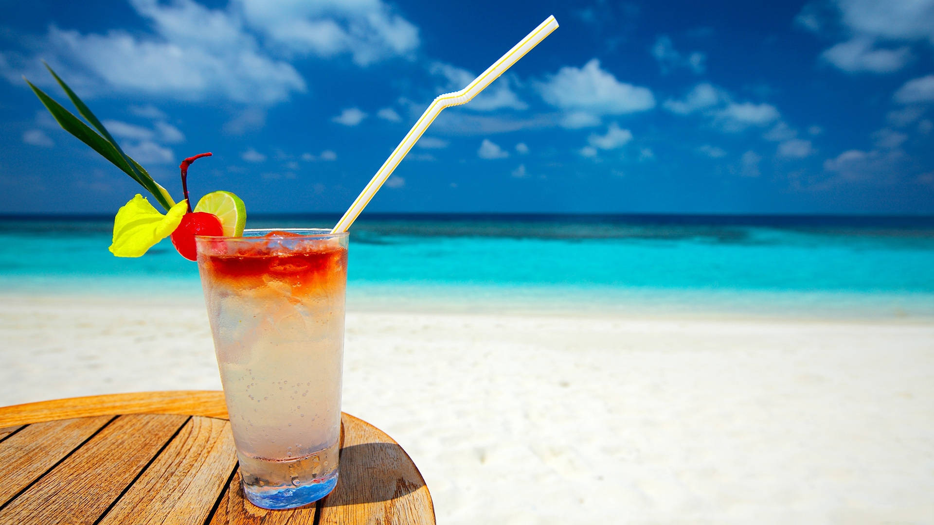 Cute Summer Ice Cold Beverage Wallpaper